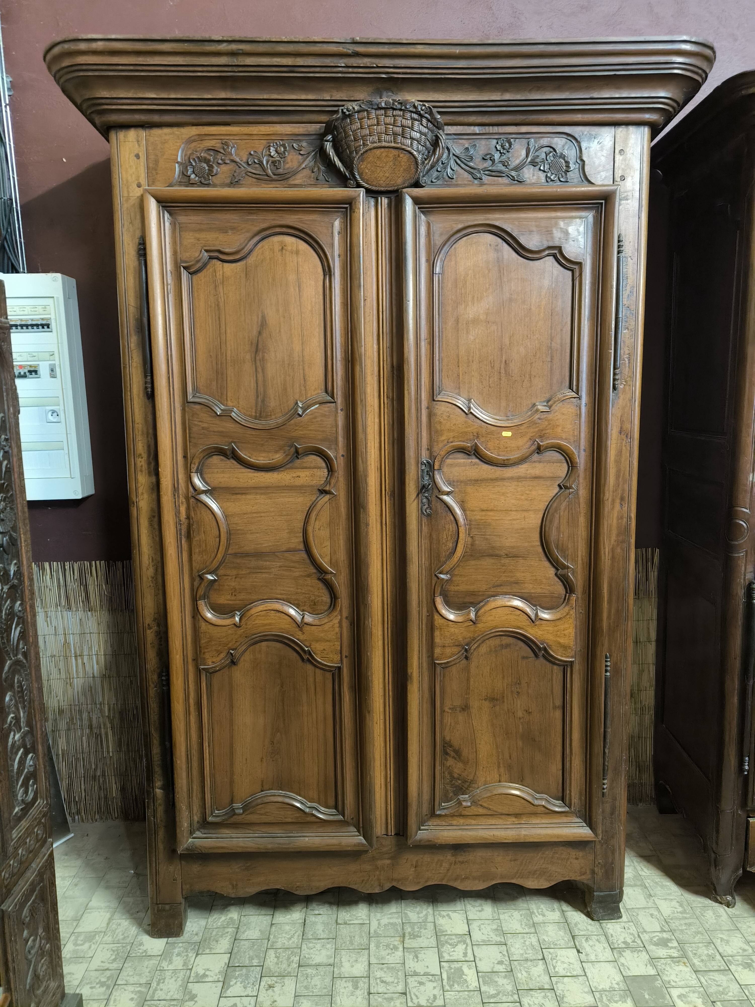 Imposante armoire en noyer