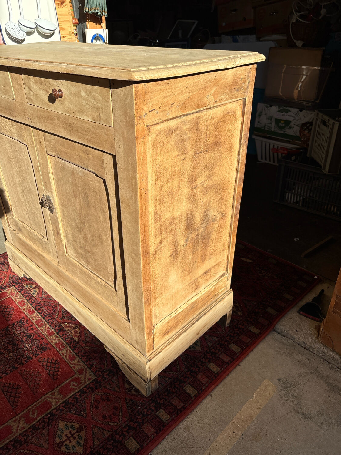 Buffet bas ancien en châtaignier –style Louis-Philippe rustique décapé