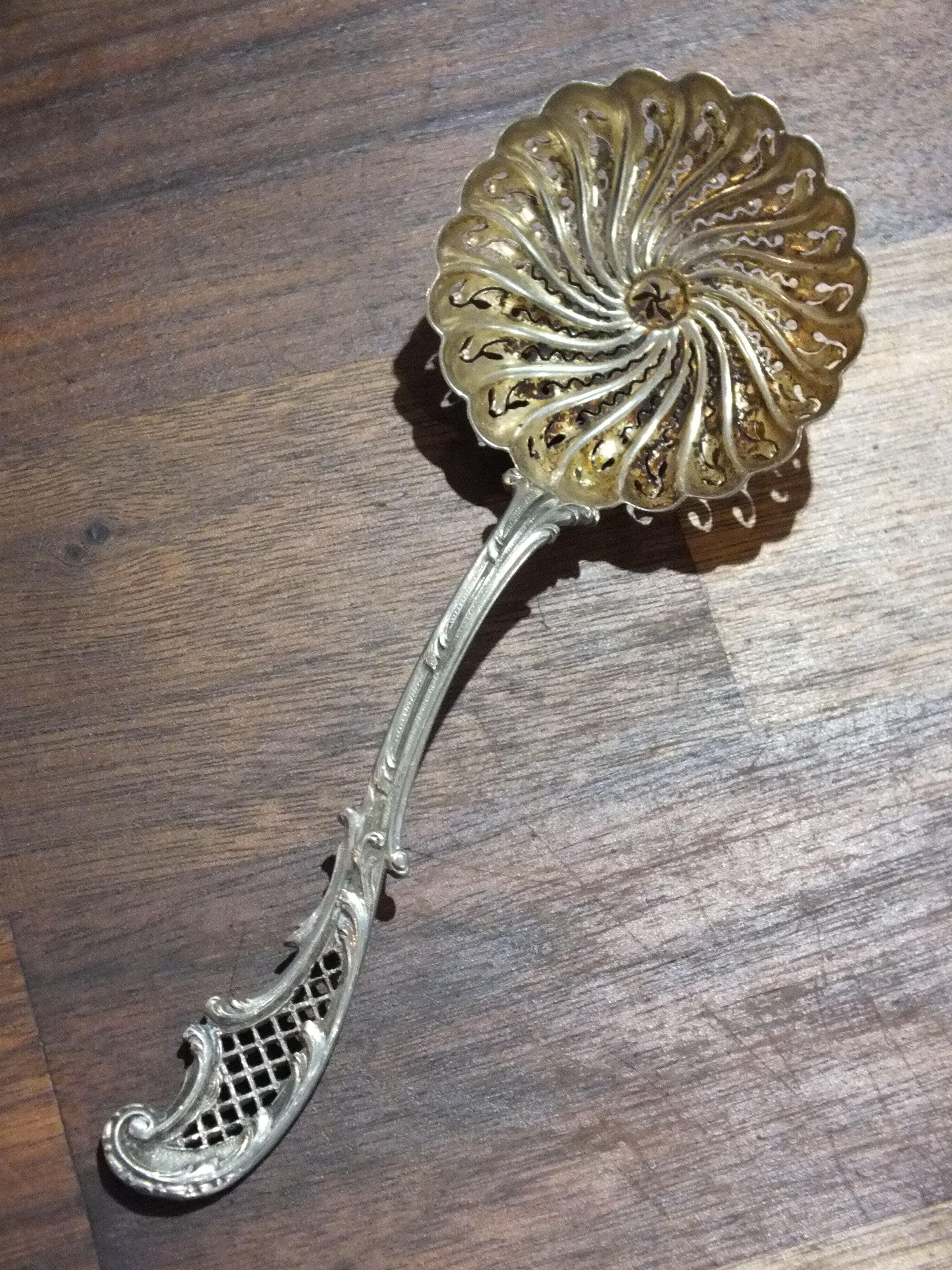 Rocaille style sprinkler in solid silver Minerva