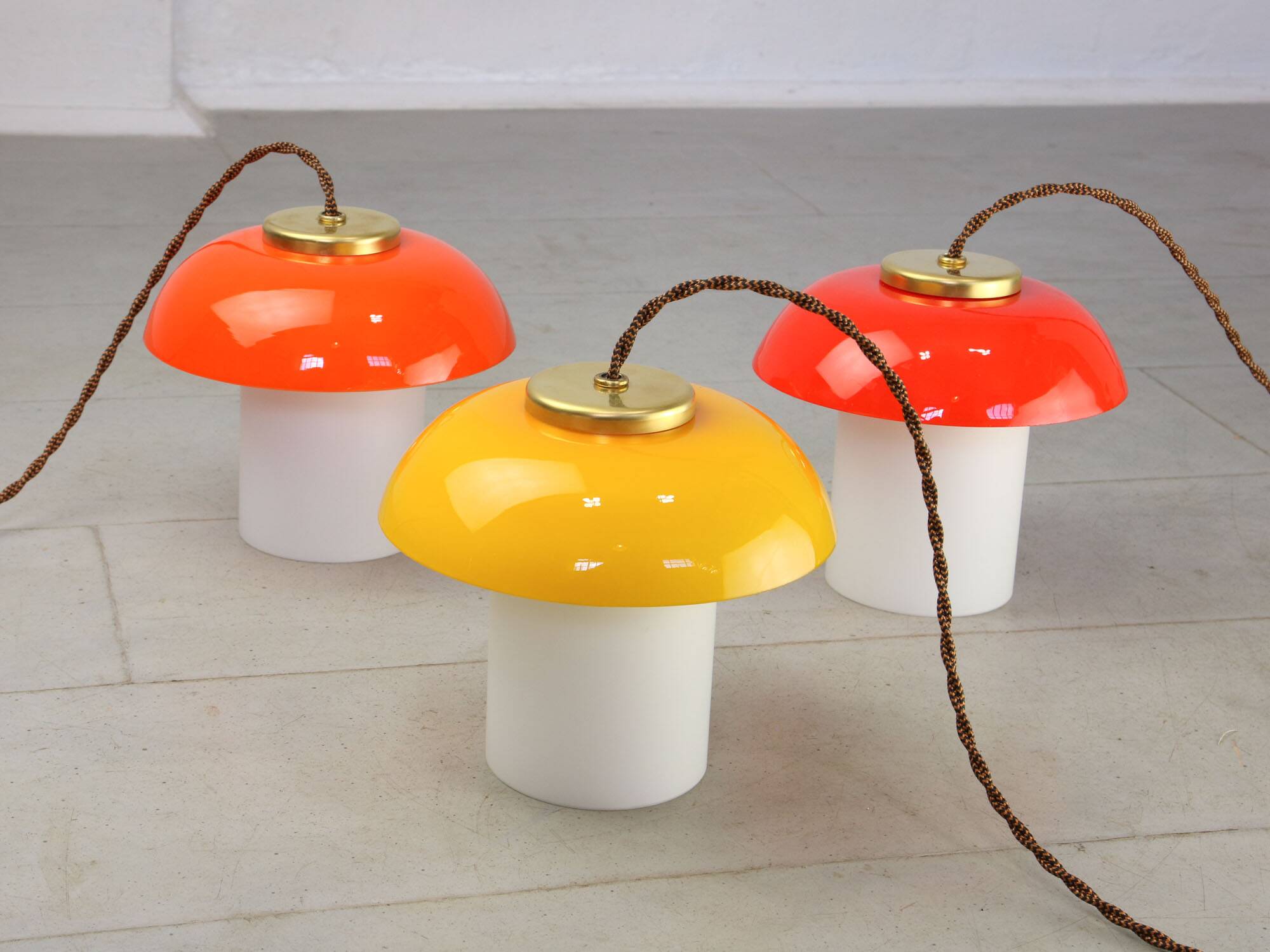 Lampes suspendues en verre et laiton en forme de champignon des années 50, ensemble de 3