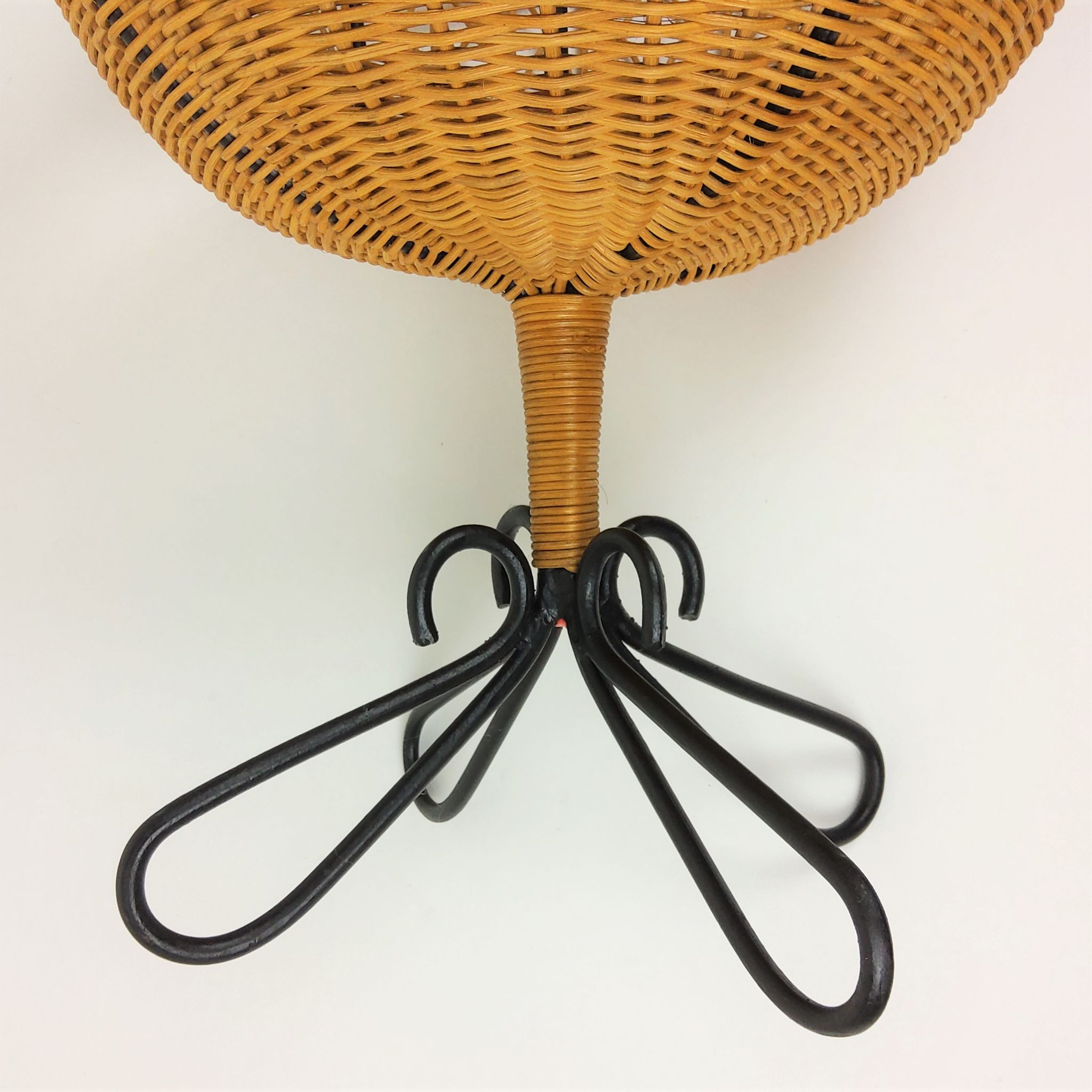 Corbeille rotin et pied métal noir 1950