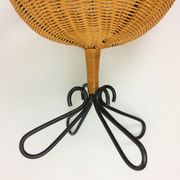 Corbeille rotin et pied métal noir 1950