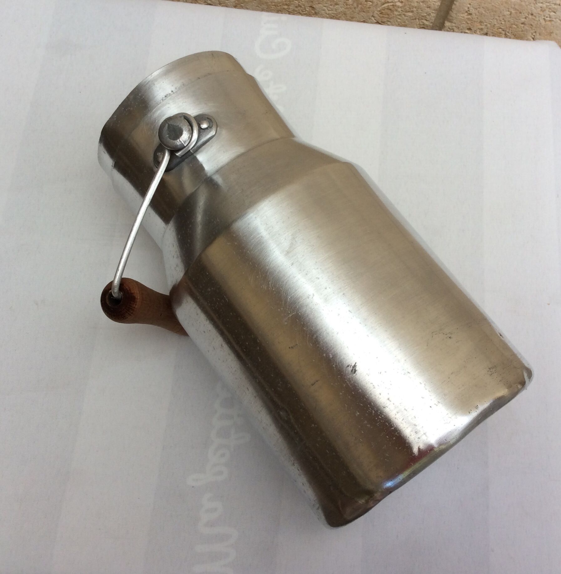 Ancien pot à lait aluminium poignée bois e.l.r alu