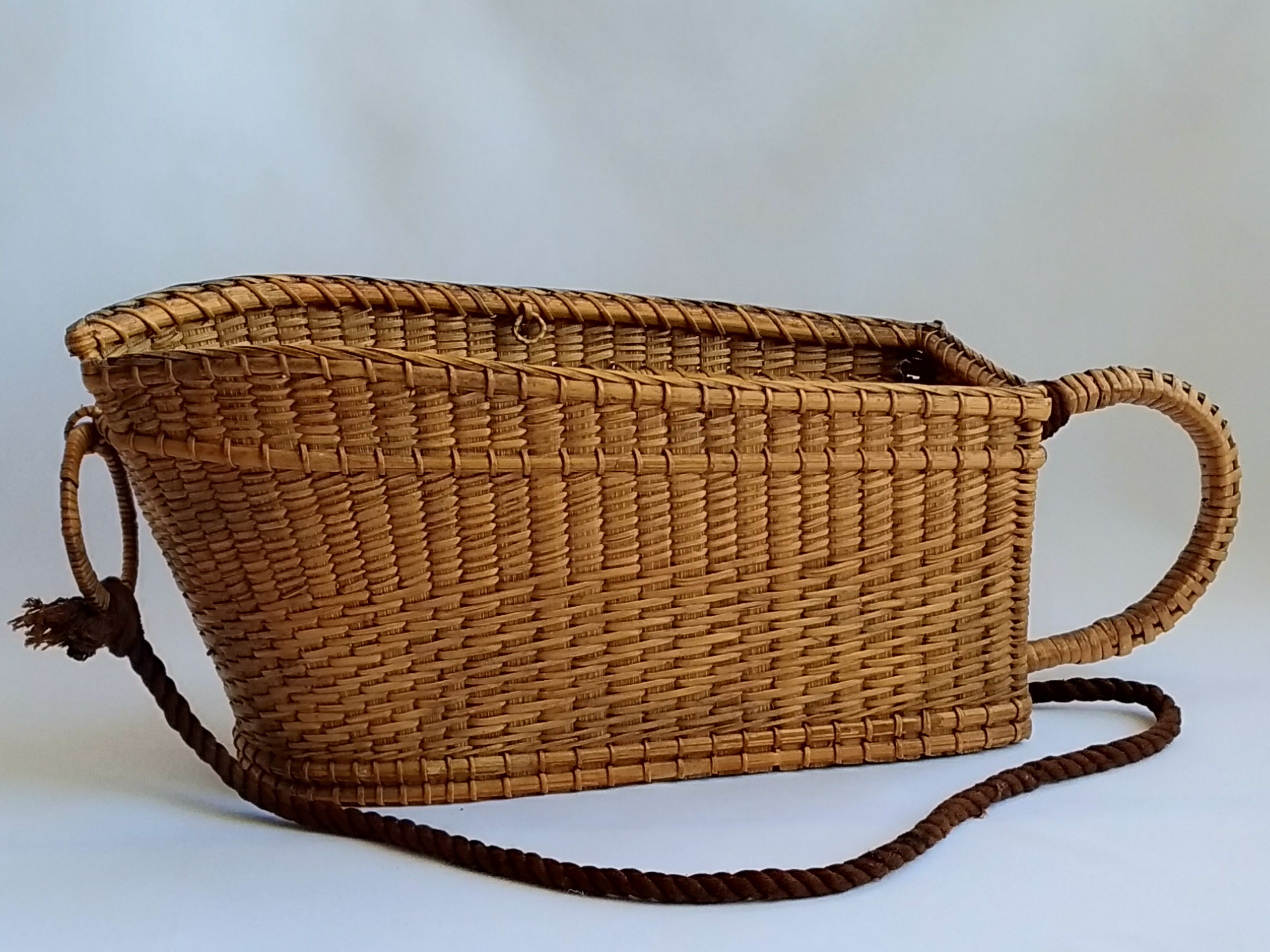 Porte bouteille ancien en rotin vins de bordeaux & de bourgogne Quien & Cie