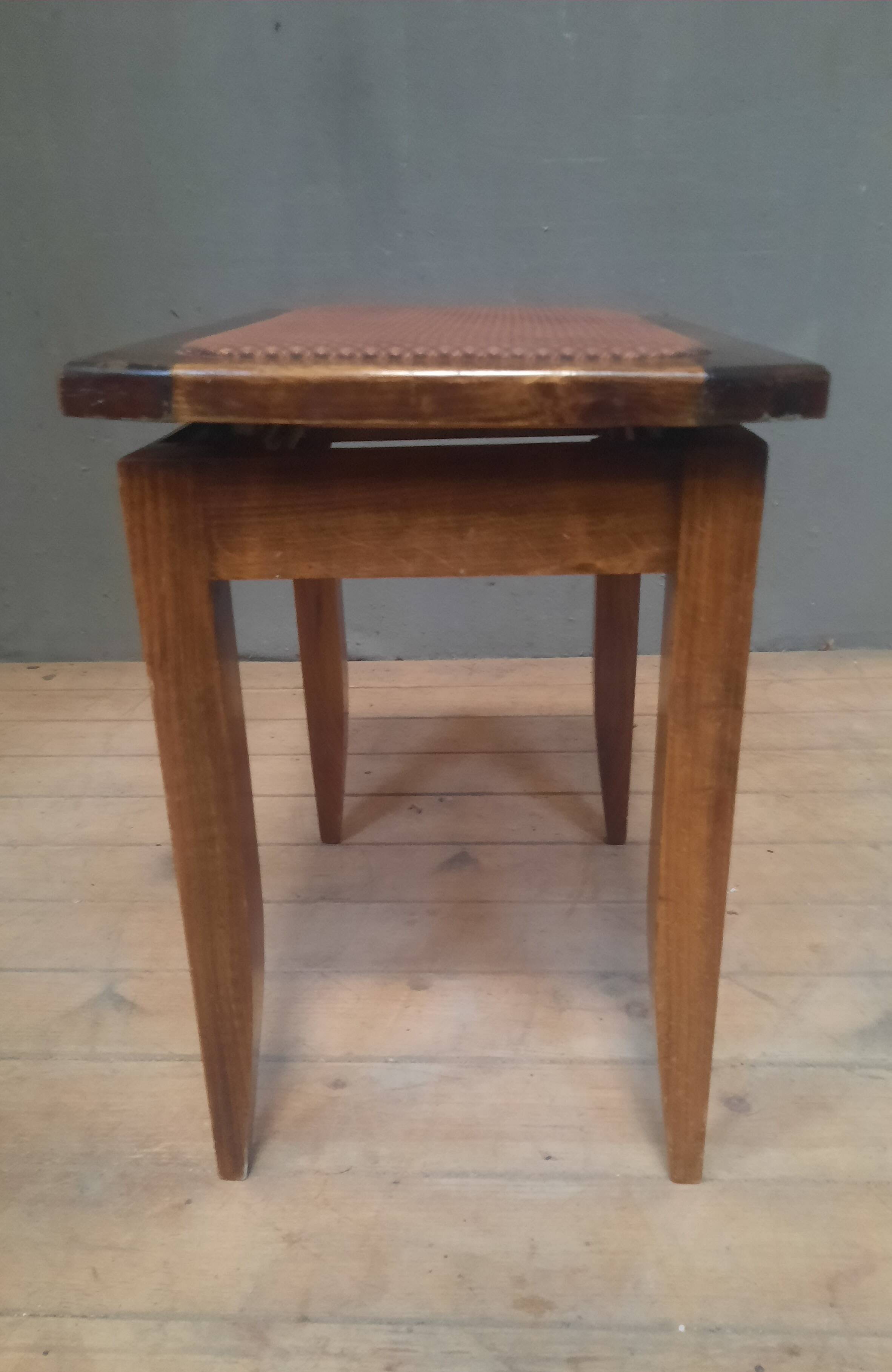 Adjustable height piano stool