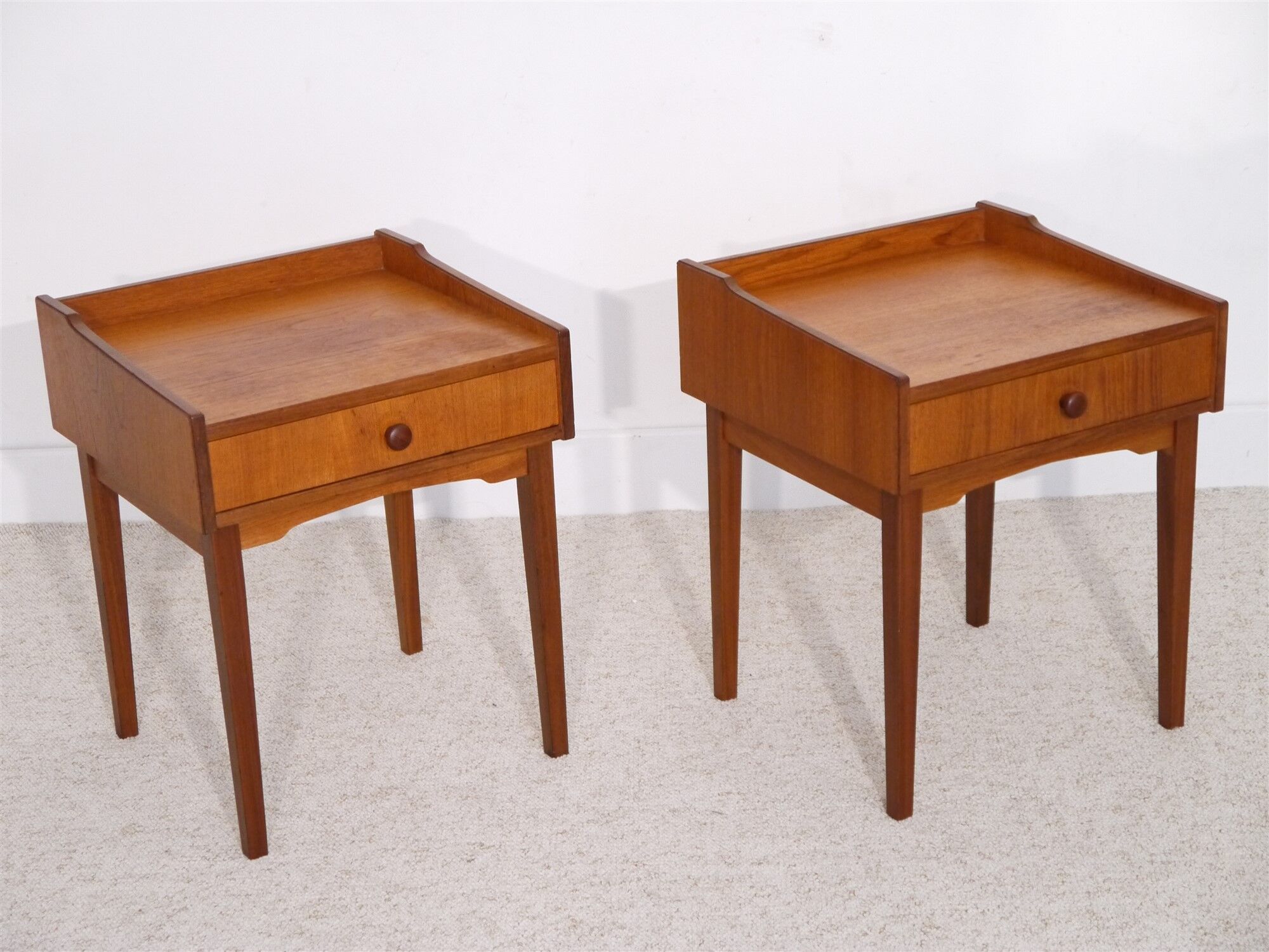Paire de tables de chevets