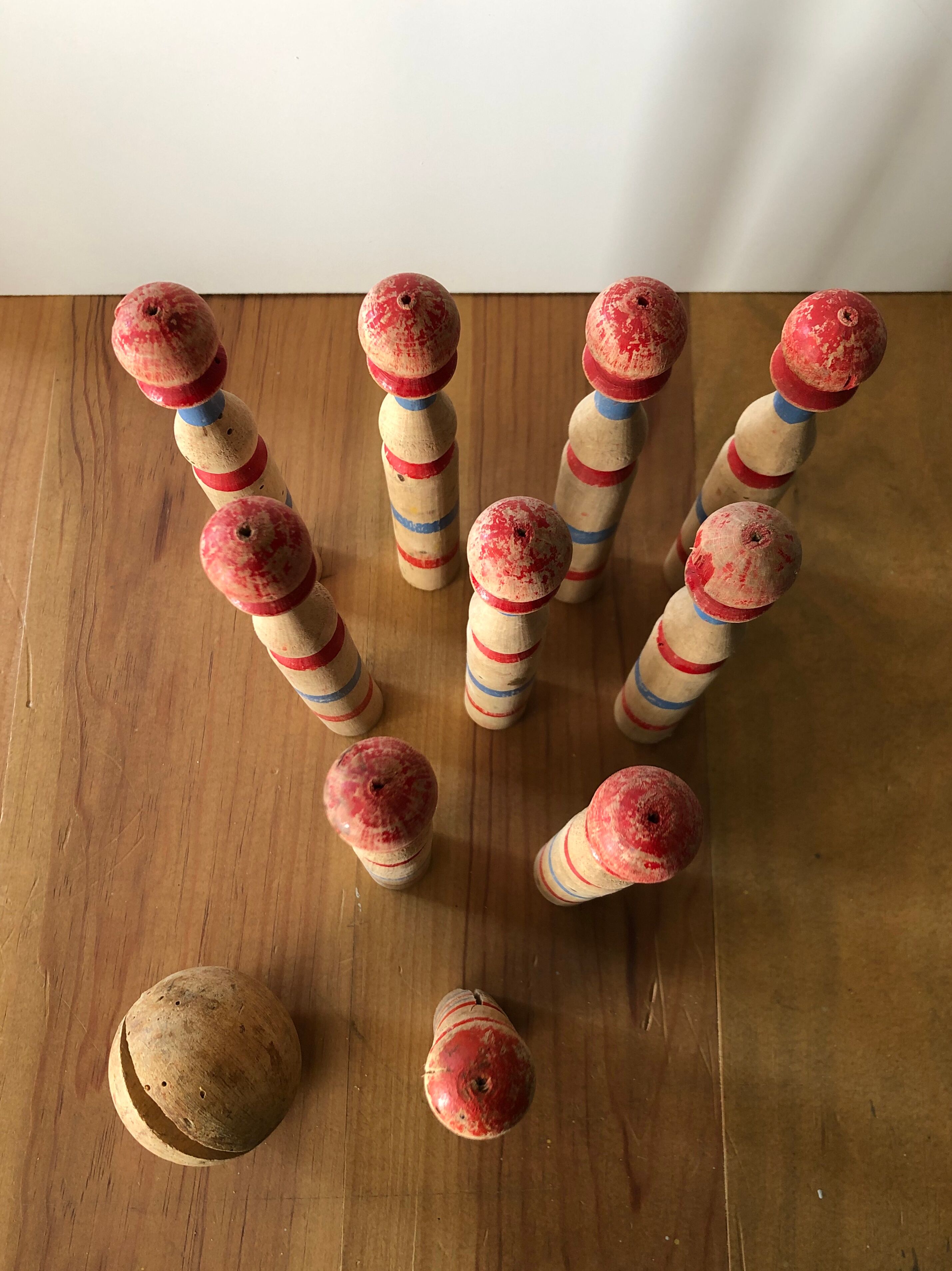 Vintage bowling game in dung