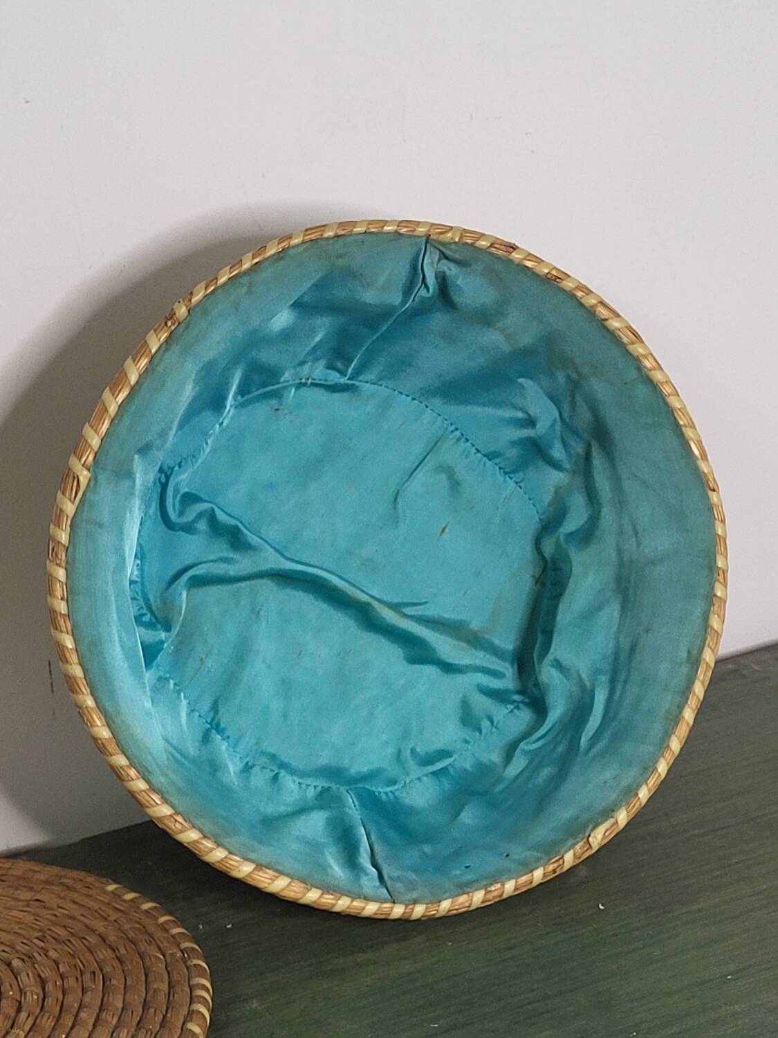 Round straw basket