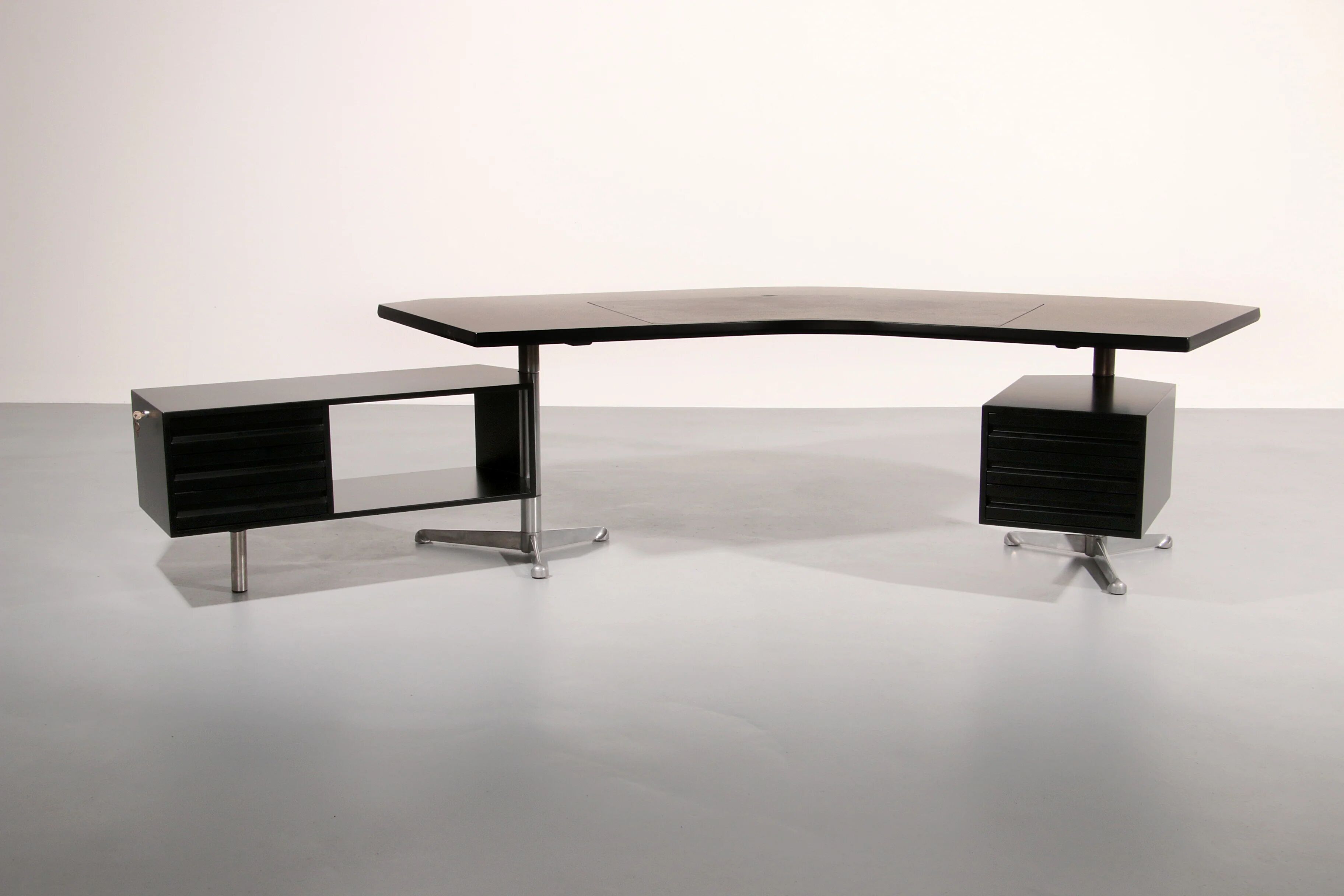 Bureau d'angle exécutif 'T96' d'Osvaldo Borsani pour Tecno en bois laqué noir
