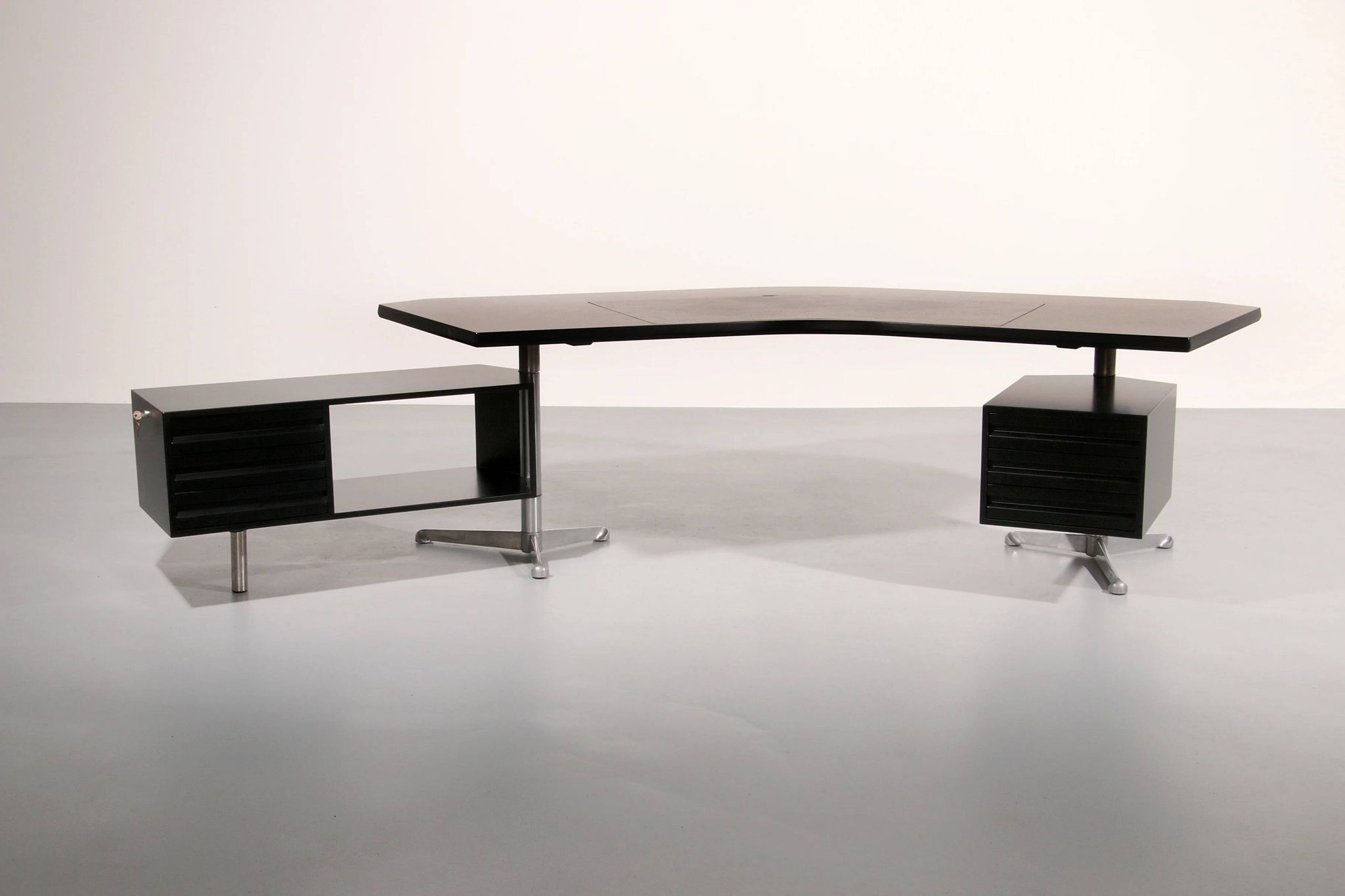 Osvaldo Borsani for Tecno ‘T96’ executive corner desk in black lacquered wood