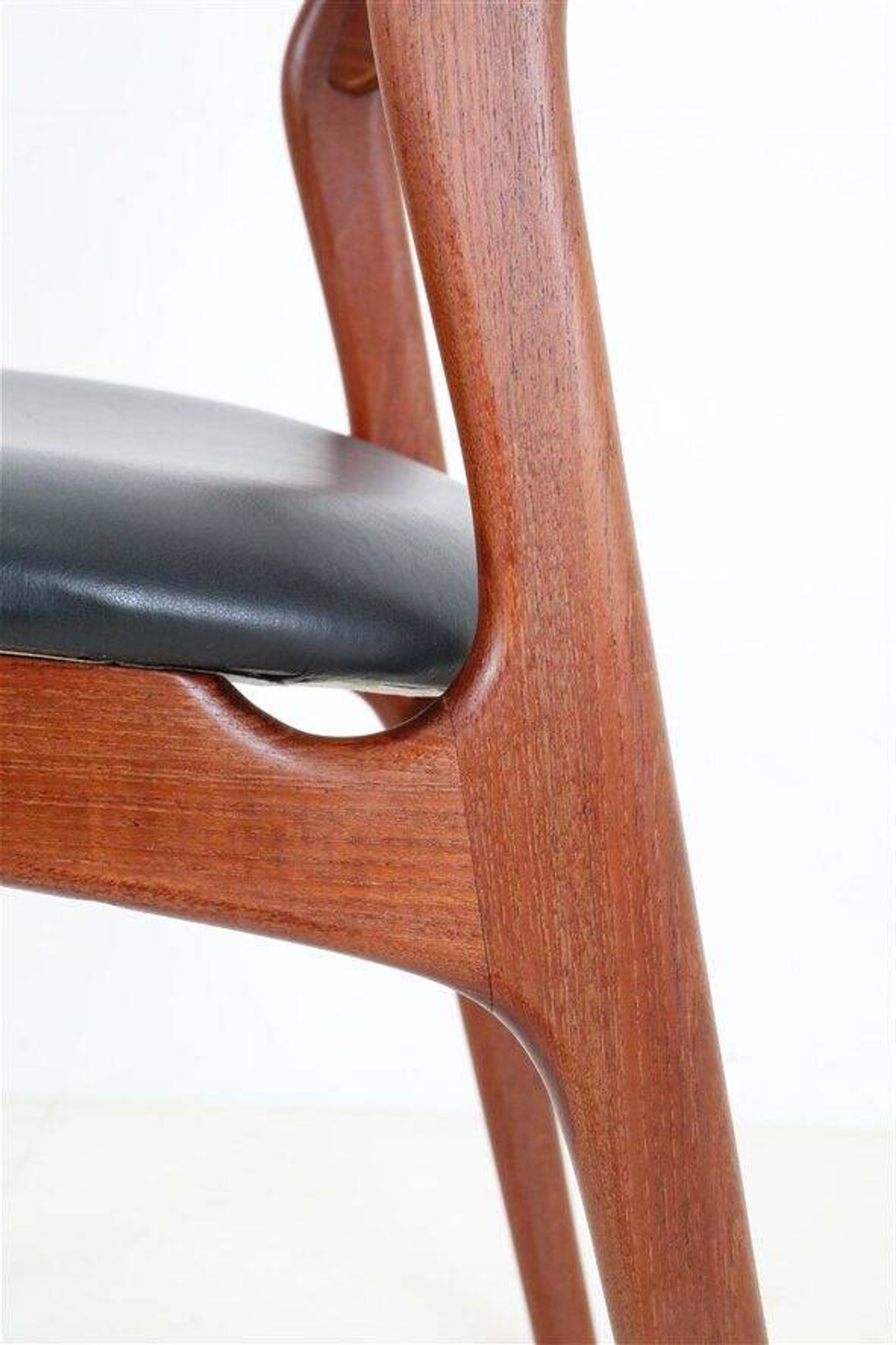 ACO Møbler / Erik Buck “310” teak chair / black leather / mid-century Danish modern design / 1960s / Buch