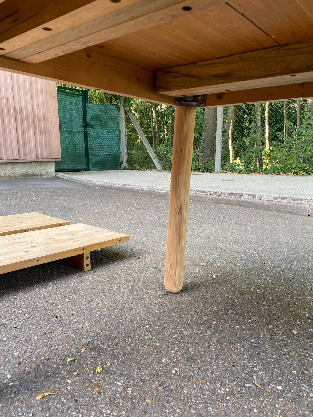 Scandinavian round extendable dining table stripped in solid wood from the 1970s.