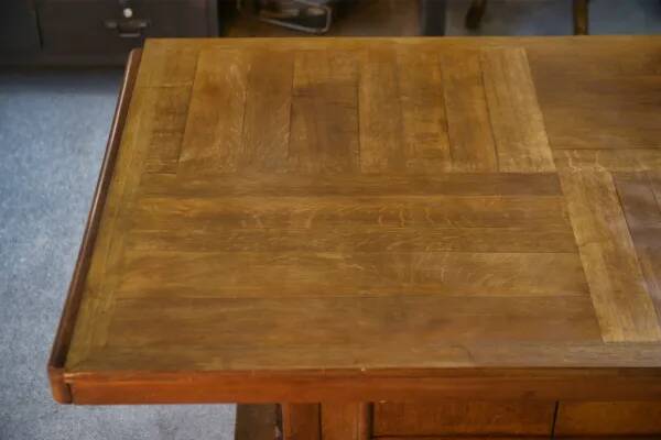 Table en chêne massif piètement central avec rangement Charles Dudouyt 1950’s