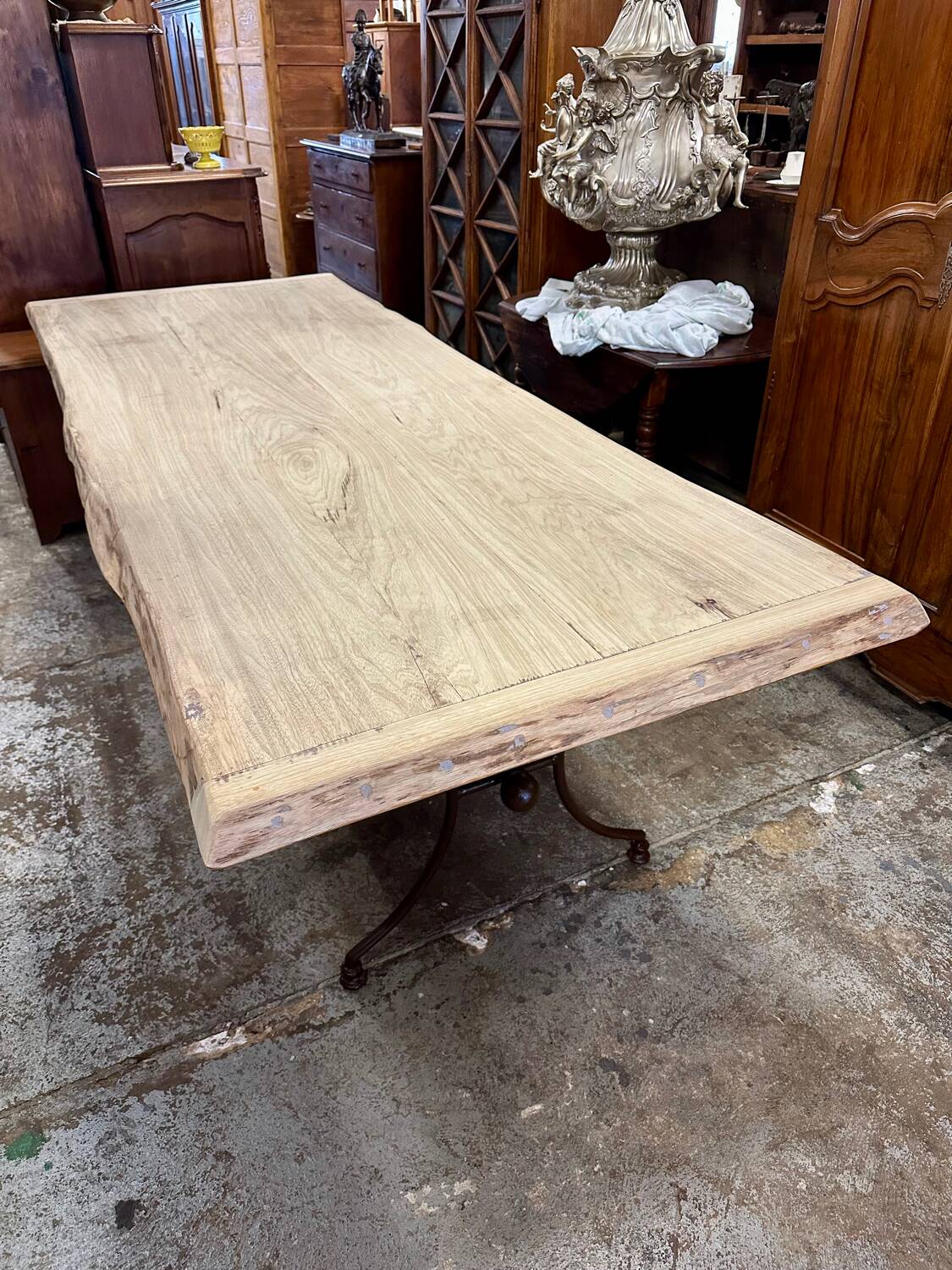 Table en fer forgé artisanal et bois