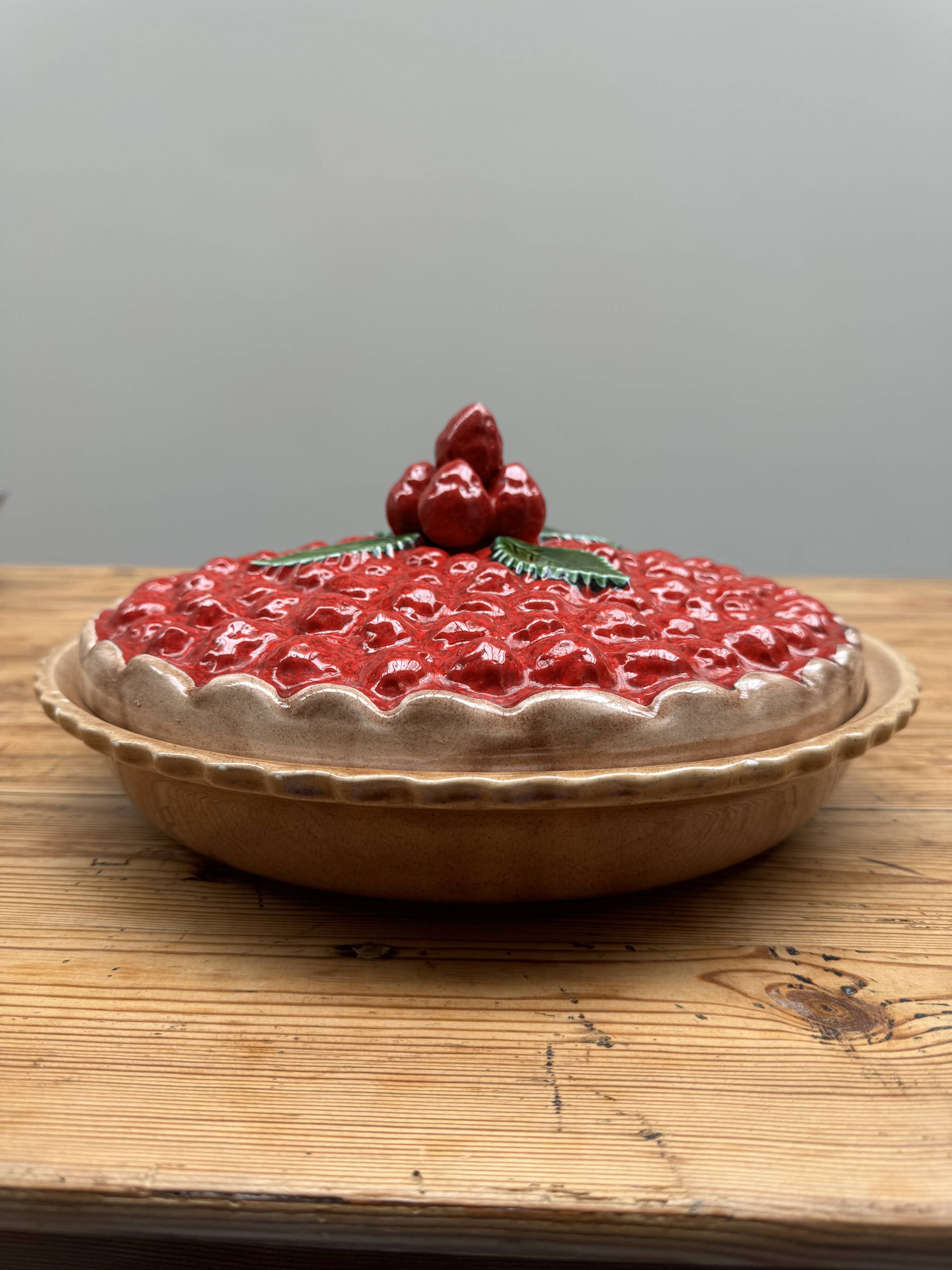 A trompe l’oeil strawberry pie dish