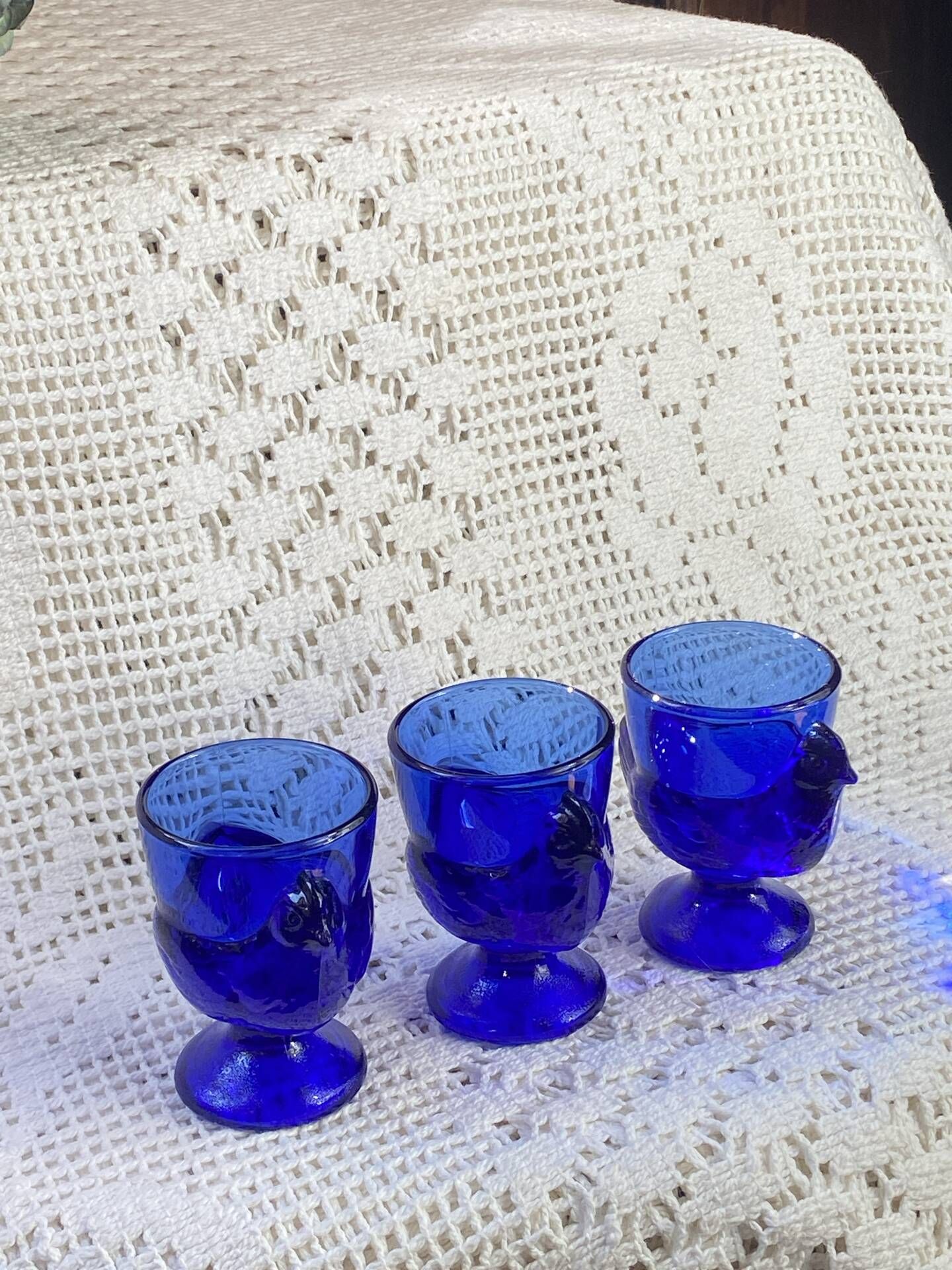 Coquetiers poussin en verre bleu cobalt 