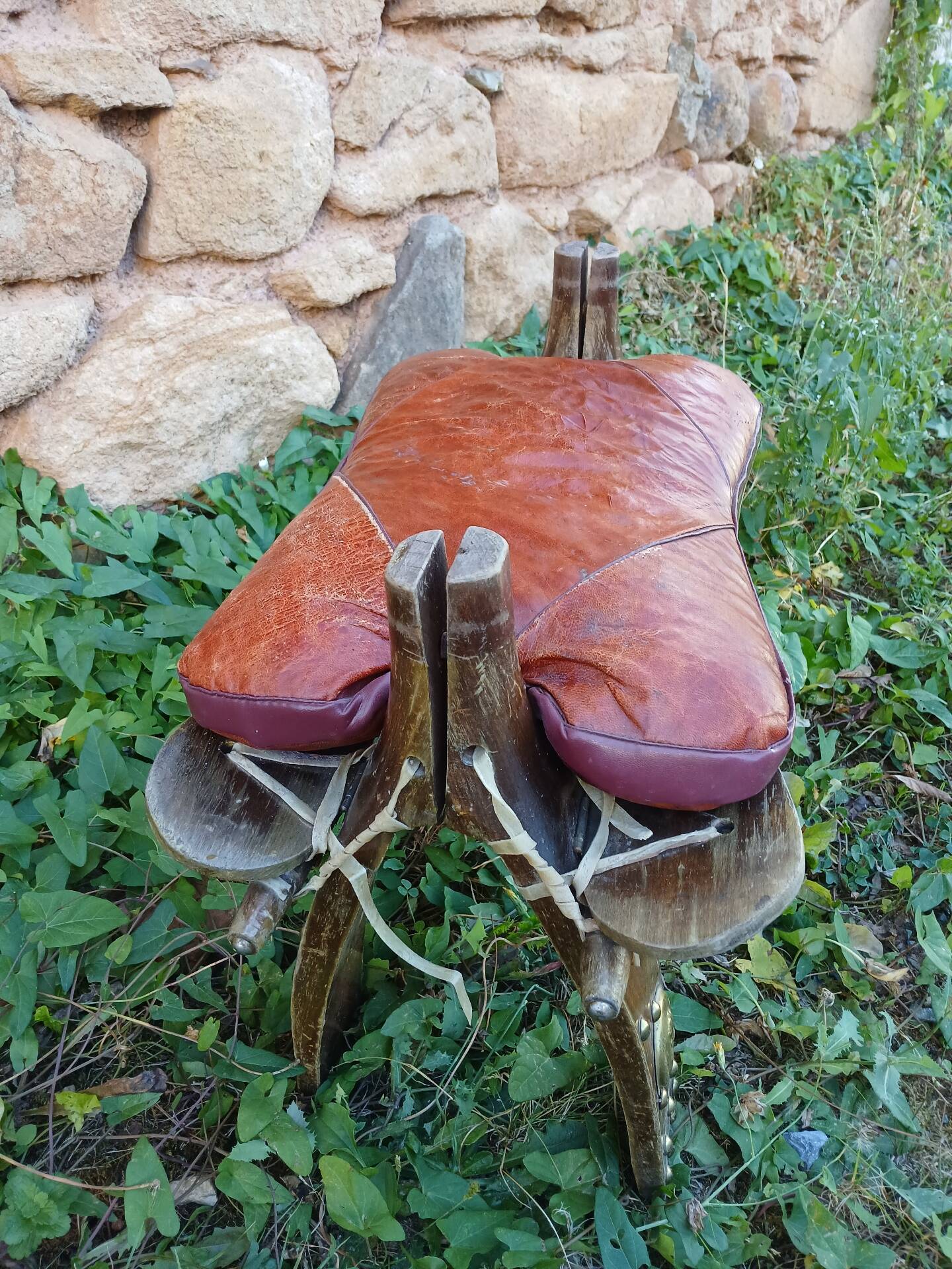 Tabouret égyptien forme selle de chameau