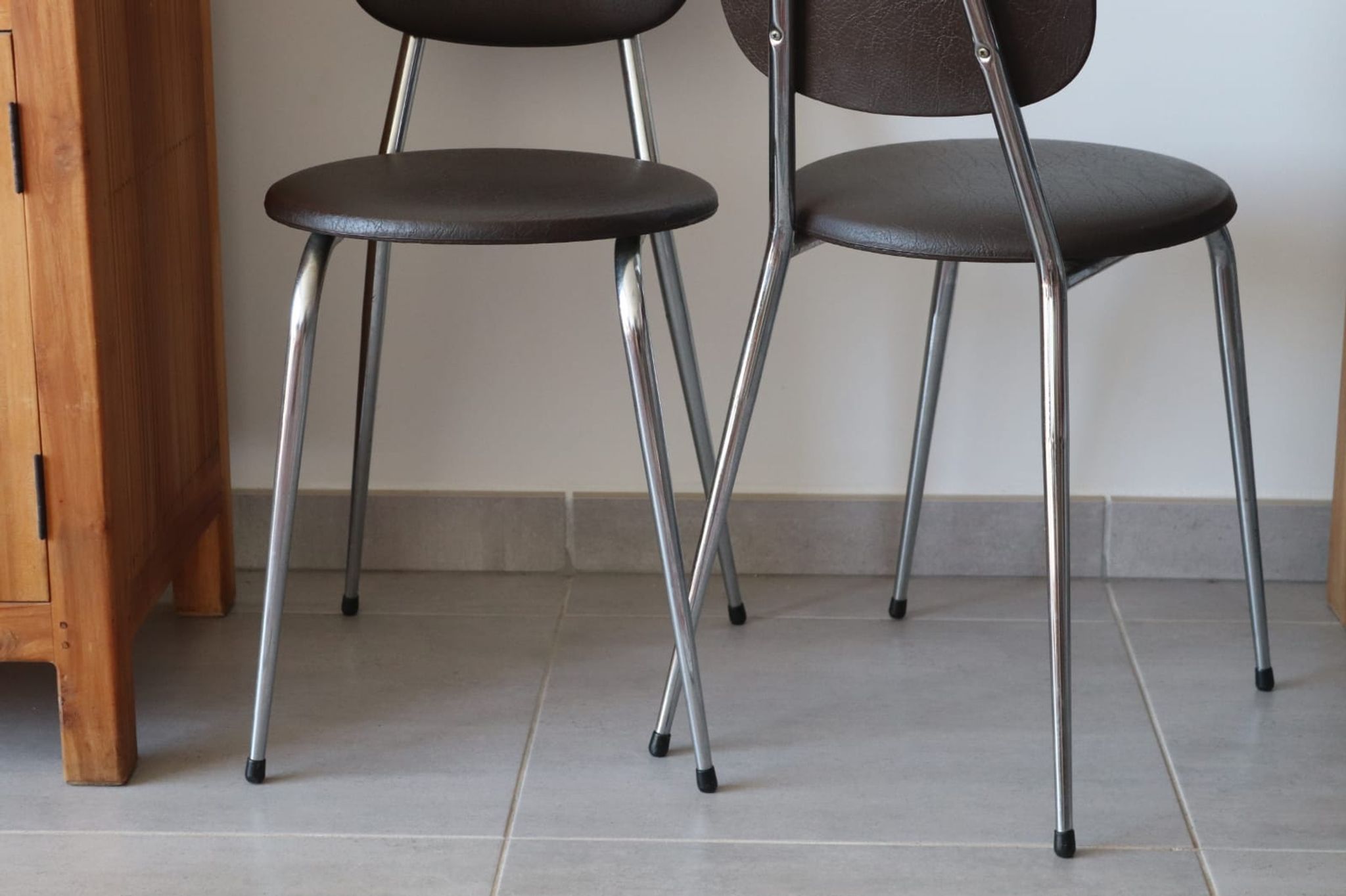 2 chaises années 70 en skaï chocolat et métal chromé