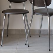 2 chaises années 70 en skaï chocolat et métal chromé