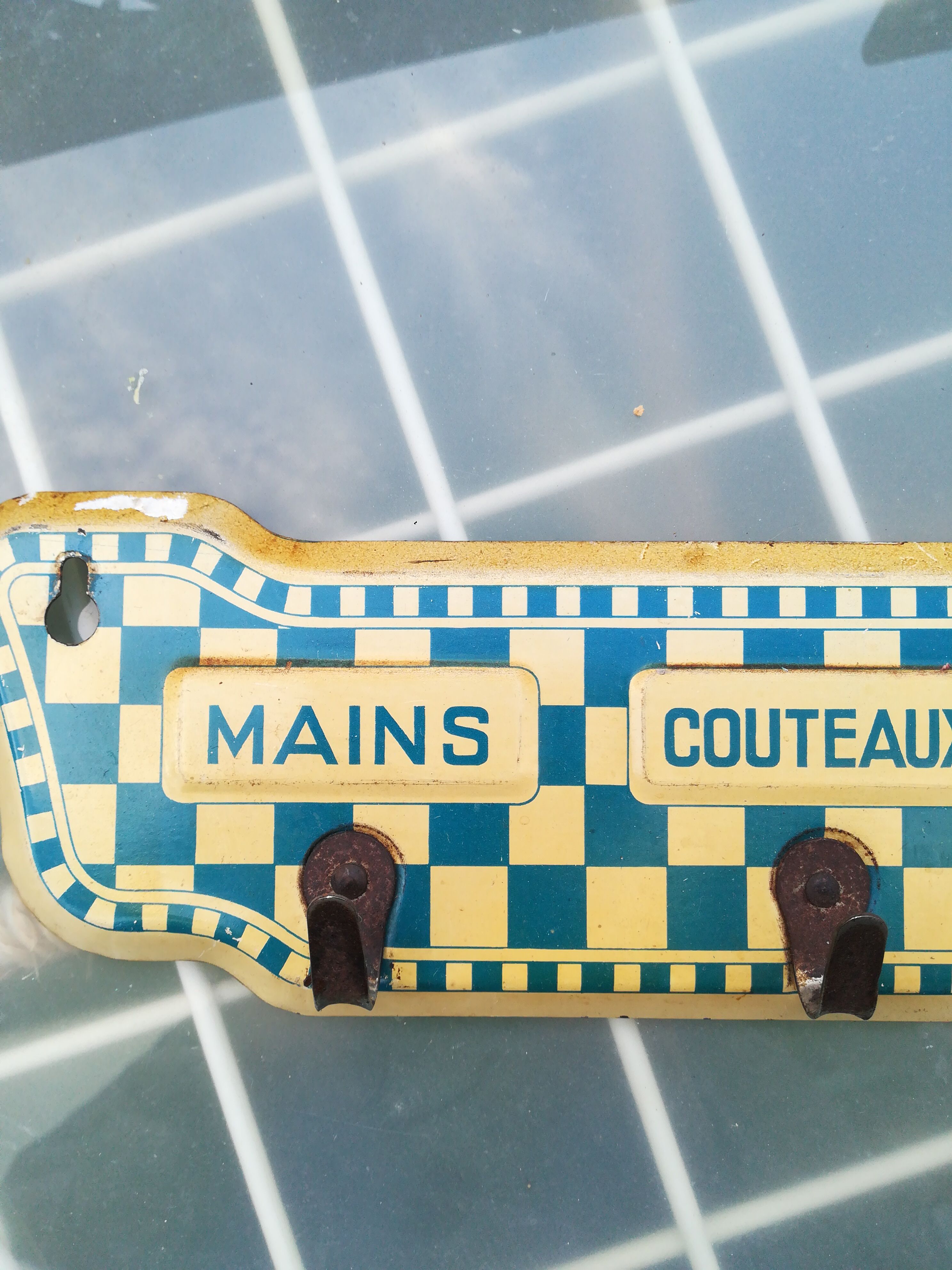 Enamelled plate hung towels