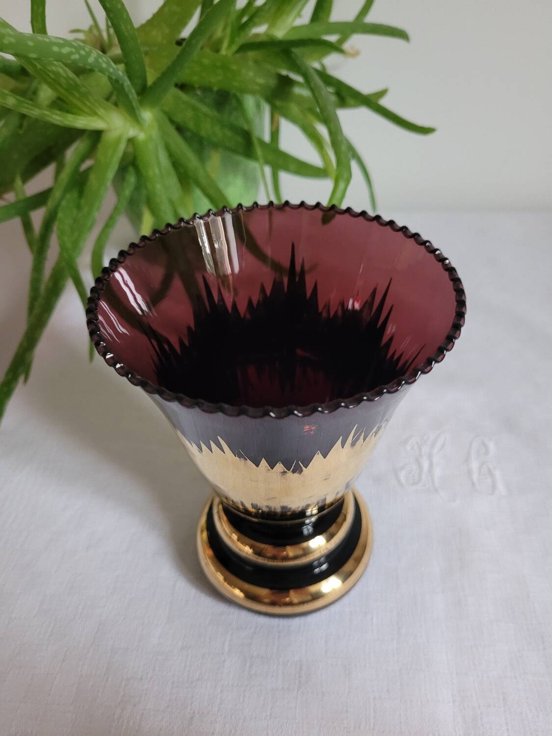 Flared vase in purple glass with a central gold motif