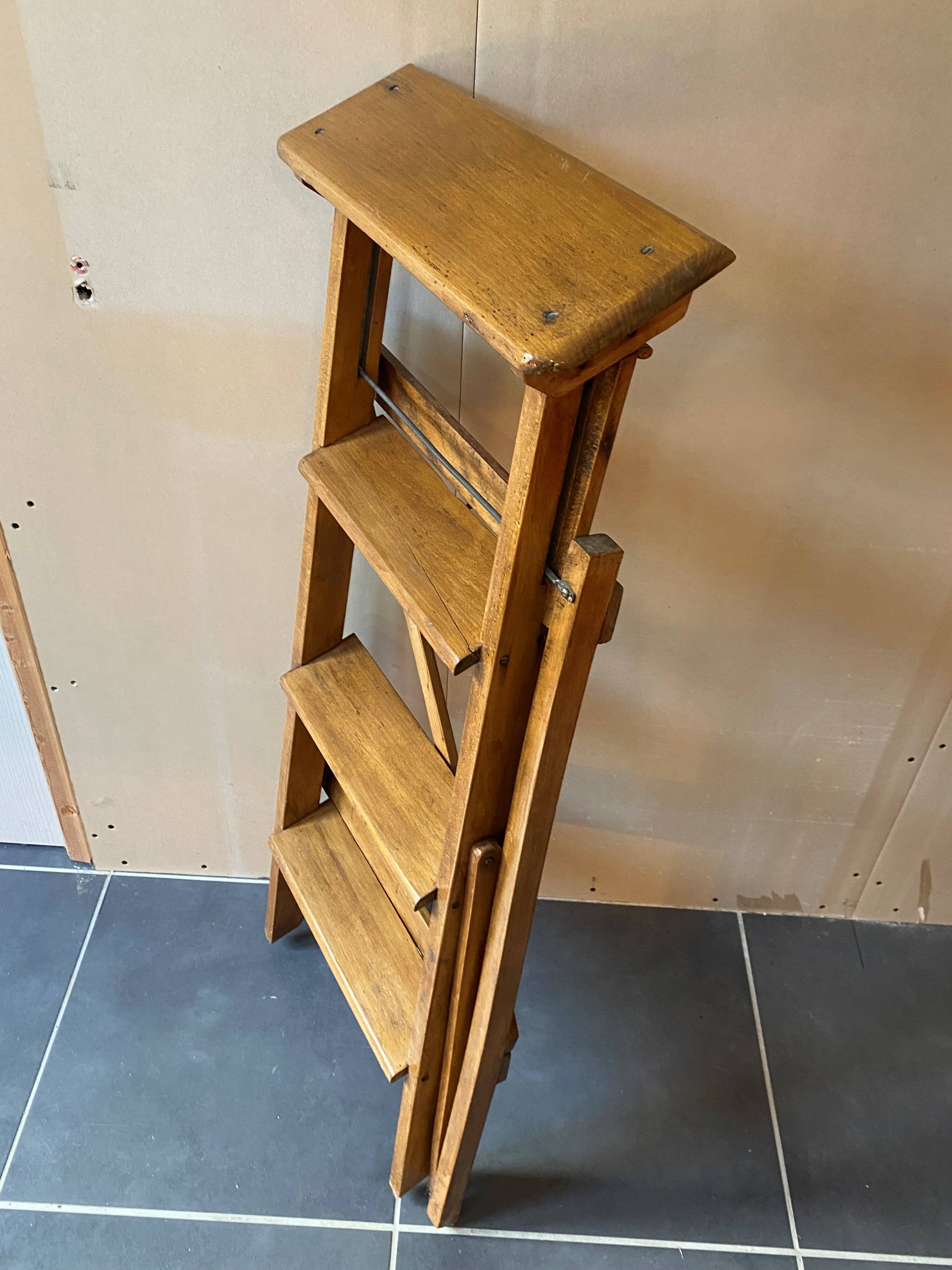 Ancien escabeau pliable peintre d’atelier à 4 marches en bois années 40
