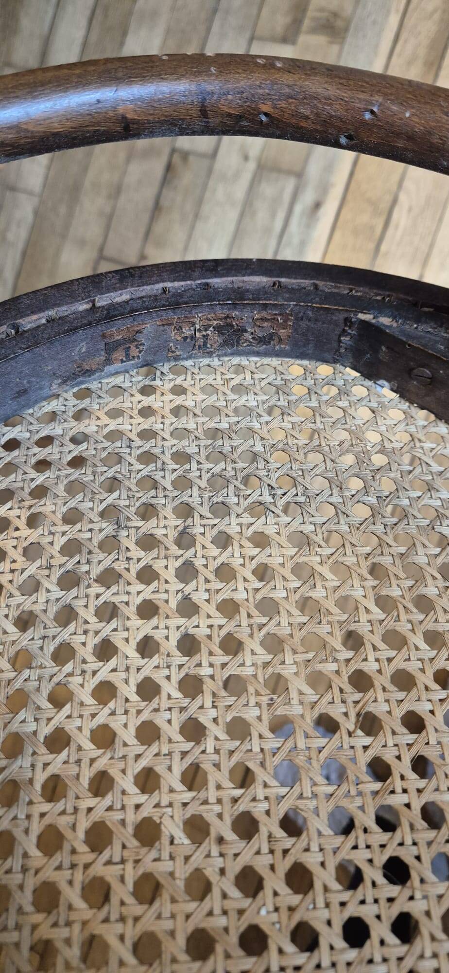 Lot de 4 chaises signées Thonet avec cannage