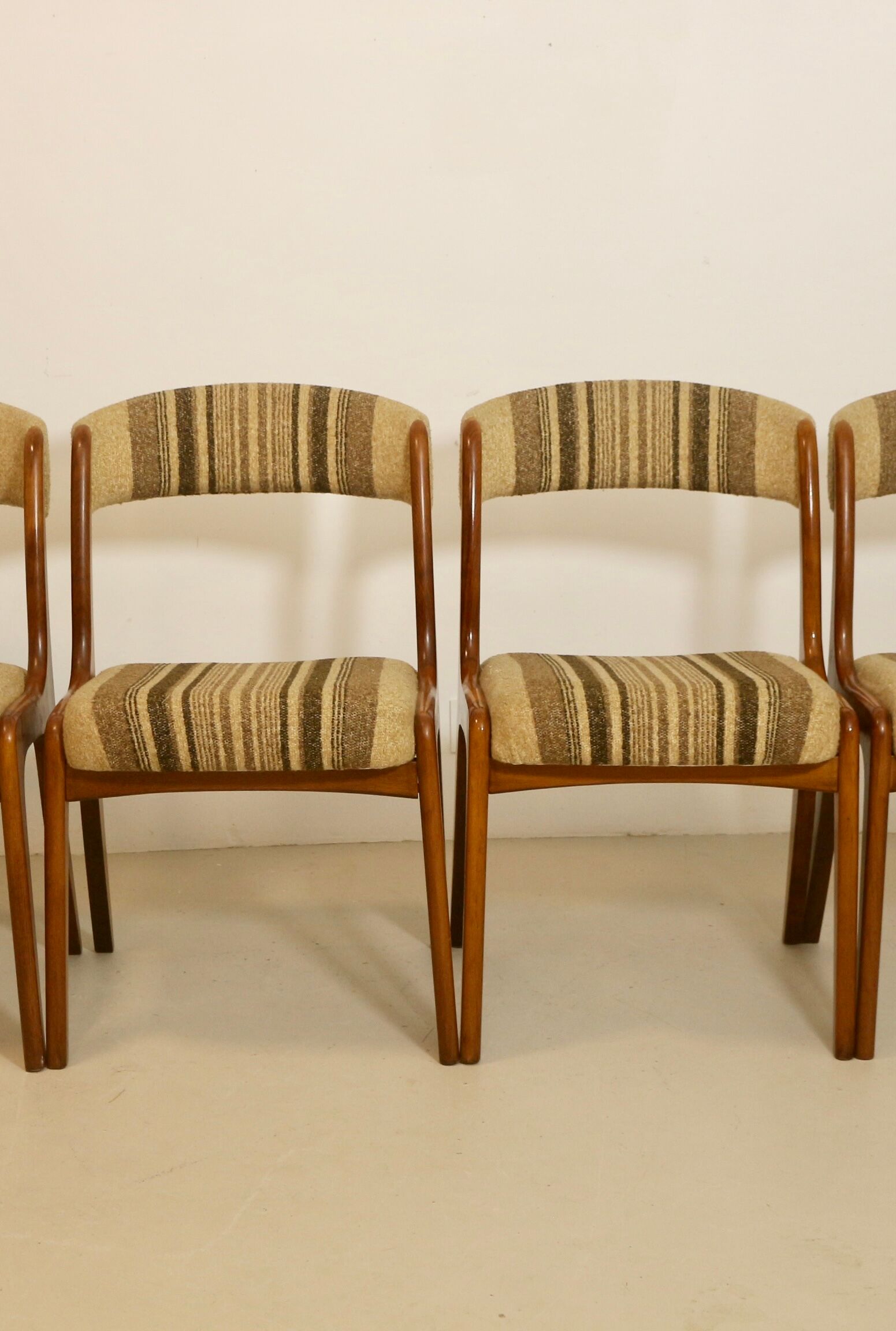 Paire de  chaises gondole Baumann année 60 restaurées.