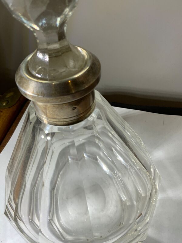 Flacon ancien en cristal col en argent poinçonné art déco à facettes
