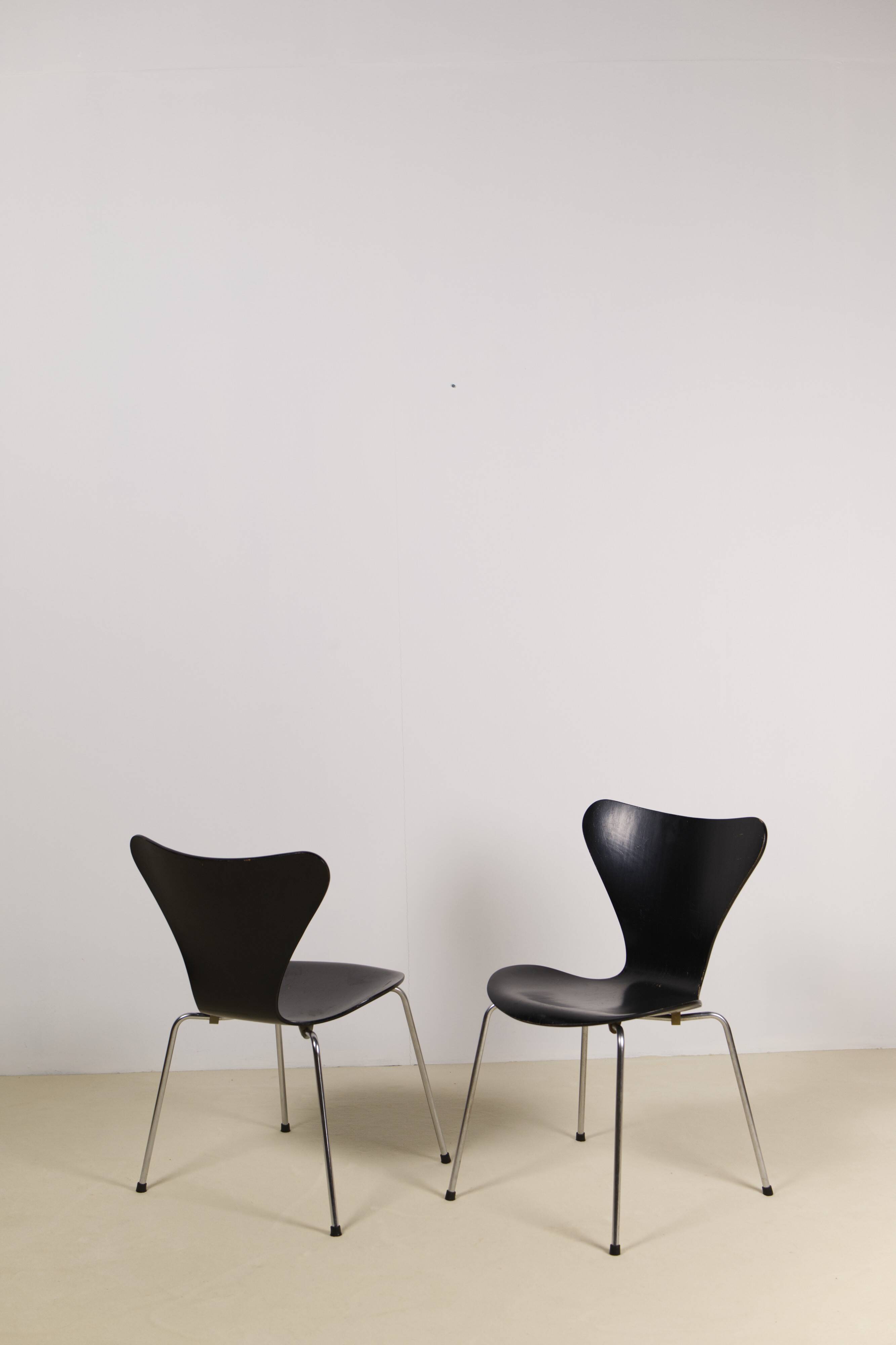 Pair of early 3107 "Syveren" Arne Jacobsen dining chairs, 1965
