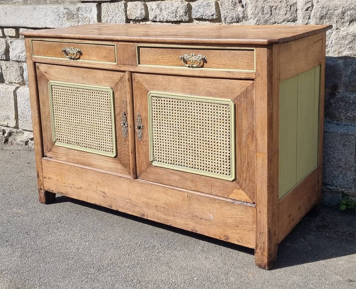 Low country sideboard, solid wood, stylized, late 18th century.