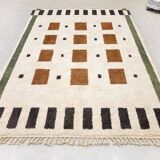 Handmade pure wool rug, traditional size 200 x 300 cm.