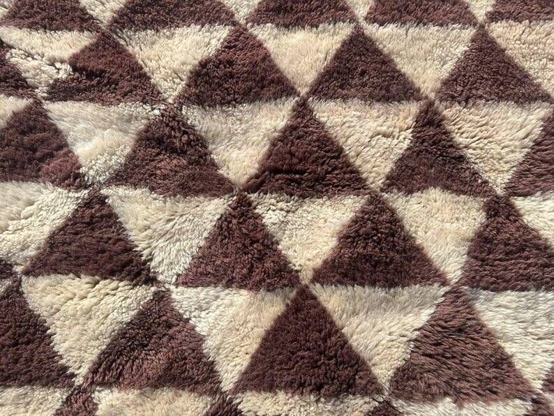 Very large Moroccan Berber rug in cream and burgundy 450x300 cm with a triangular pattern.