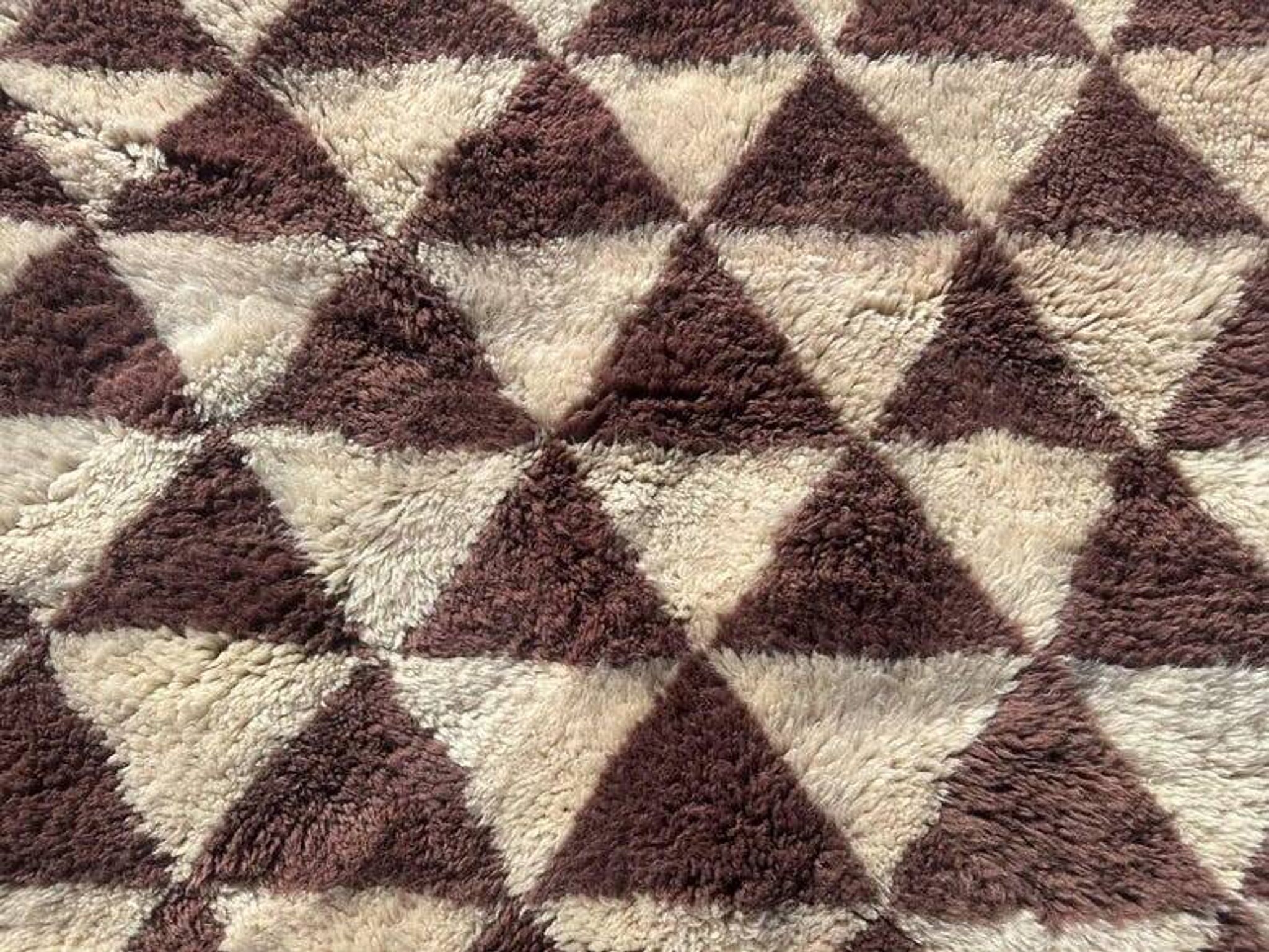 Très grand tapis berbère marocain écru et bordeaux 450x300 cm motif triangl
