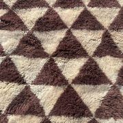 Très grand tapis berbère marocain écru et bordeaux 450x300 cm motif triangl