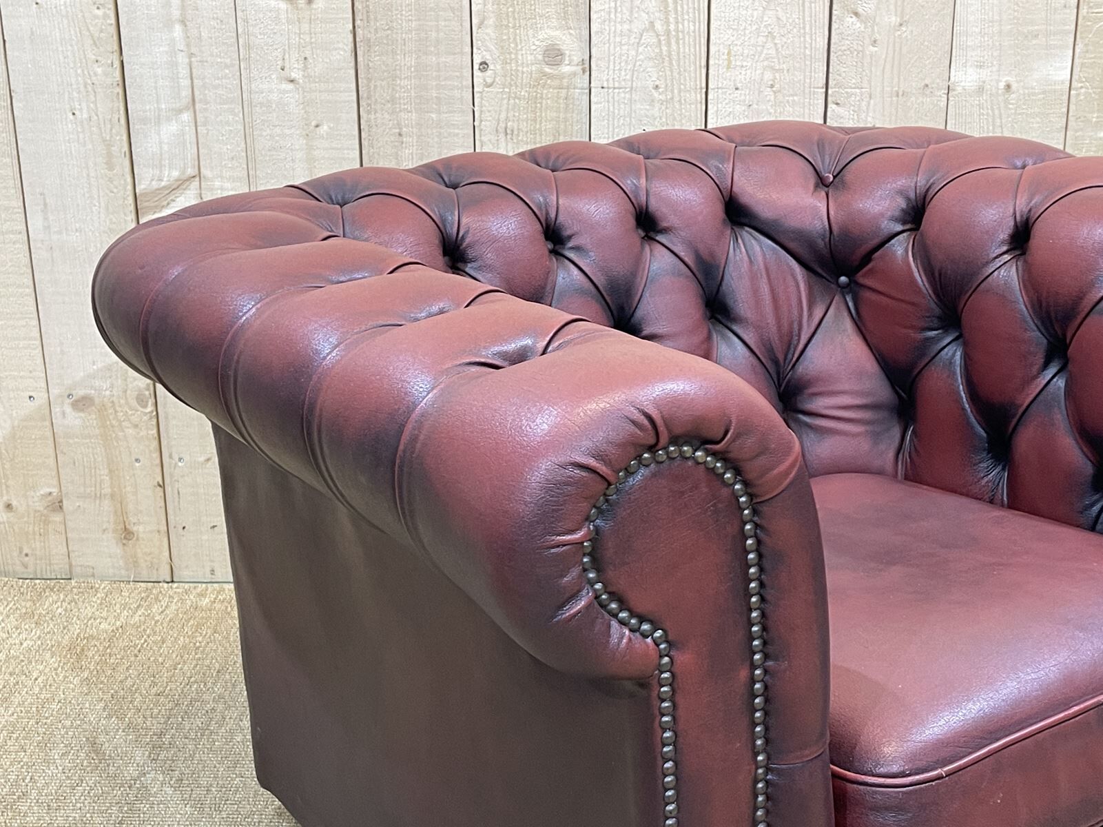 Chesterfield armchair in red leather from the 1980s