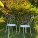 Paire de chaises de jardin anciennes en fer forgé ouvragé