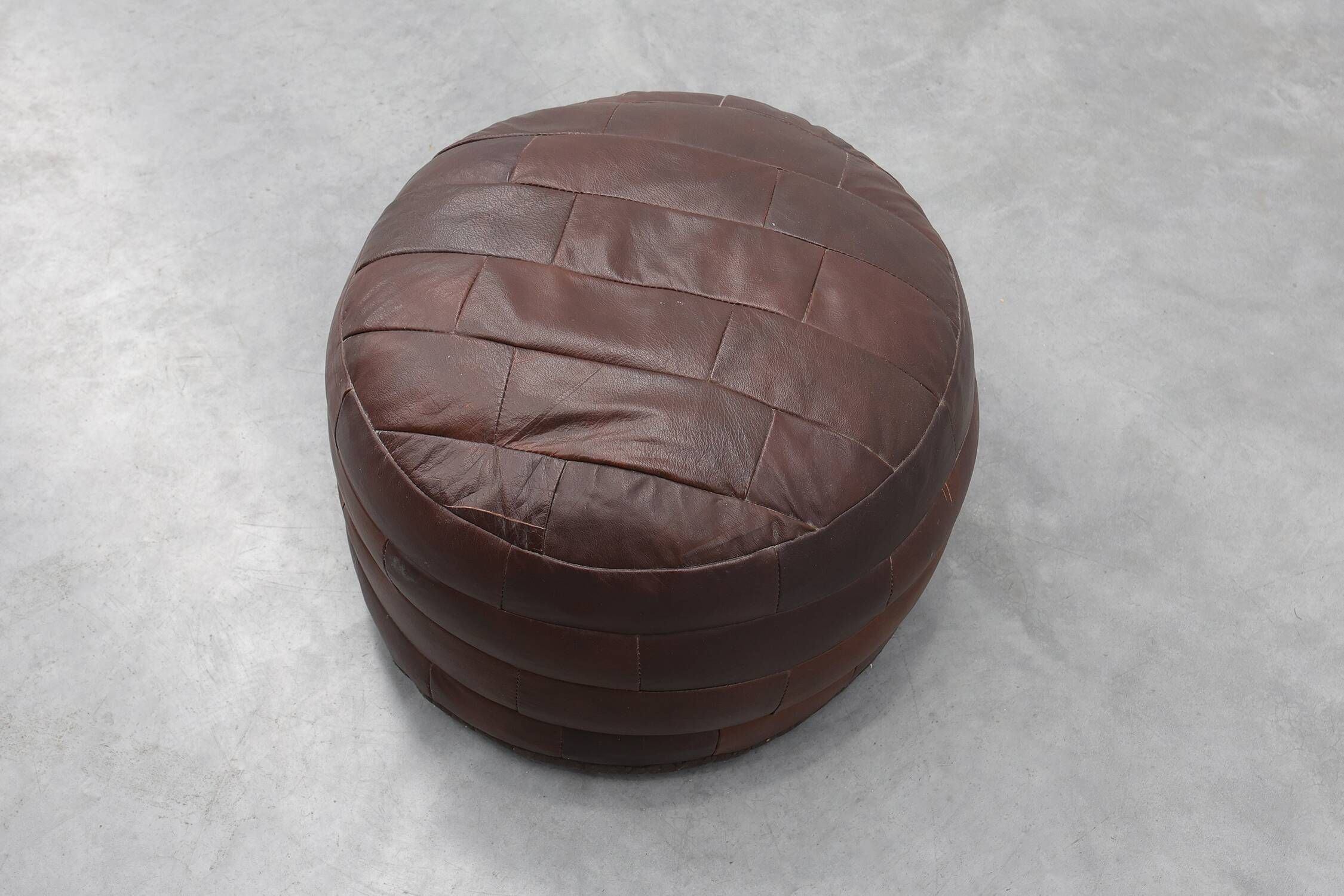 Pouf en cuir patchwork rond, Suisse, années 1970