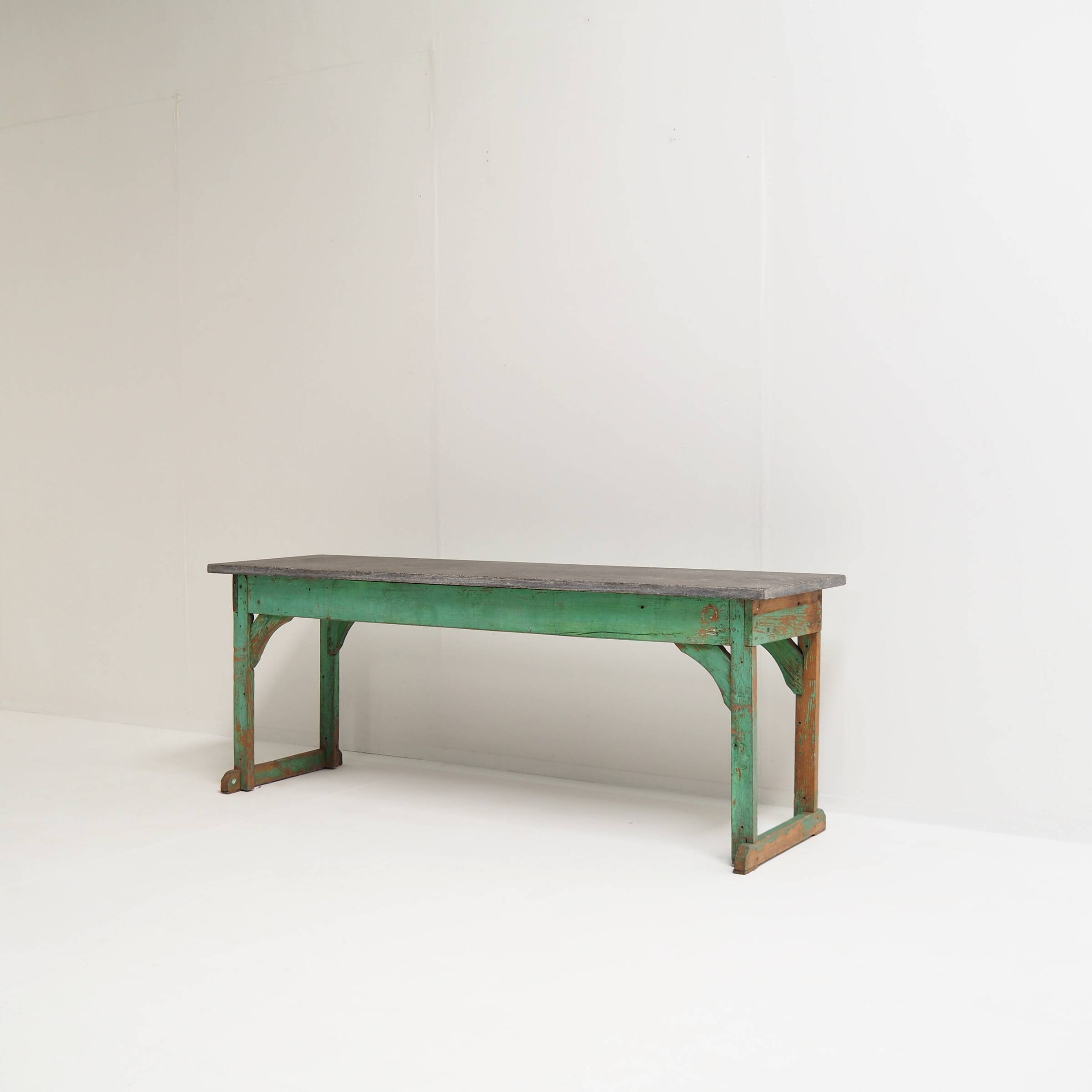 Side table or console with a robust design and high decorative value.