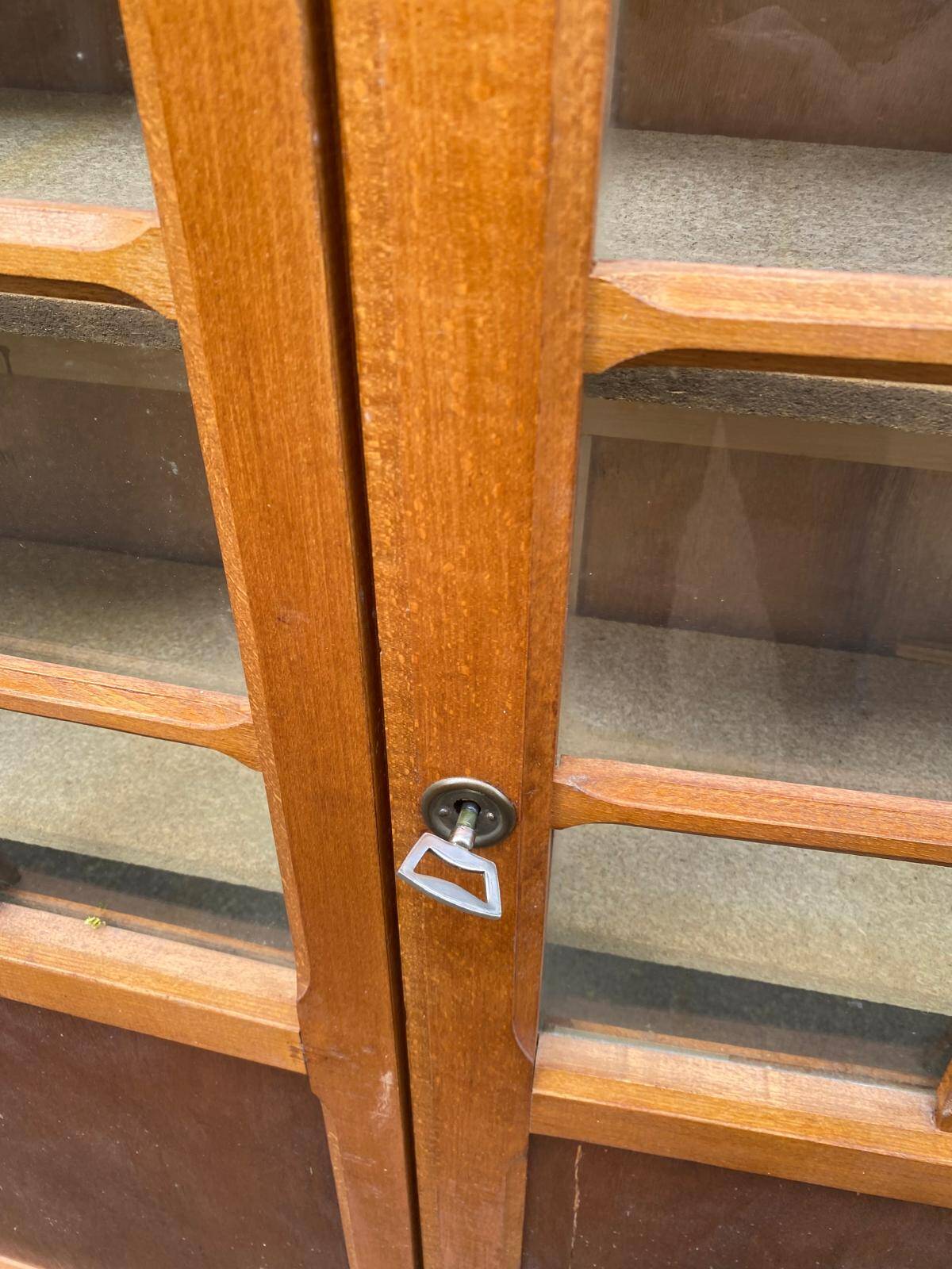 Vitrine parisienne en bois des années 50