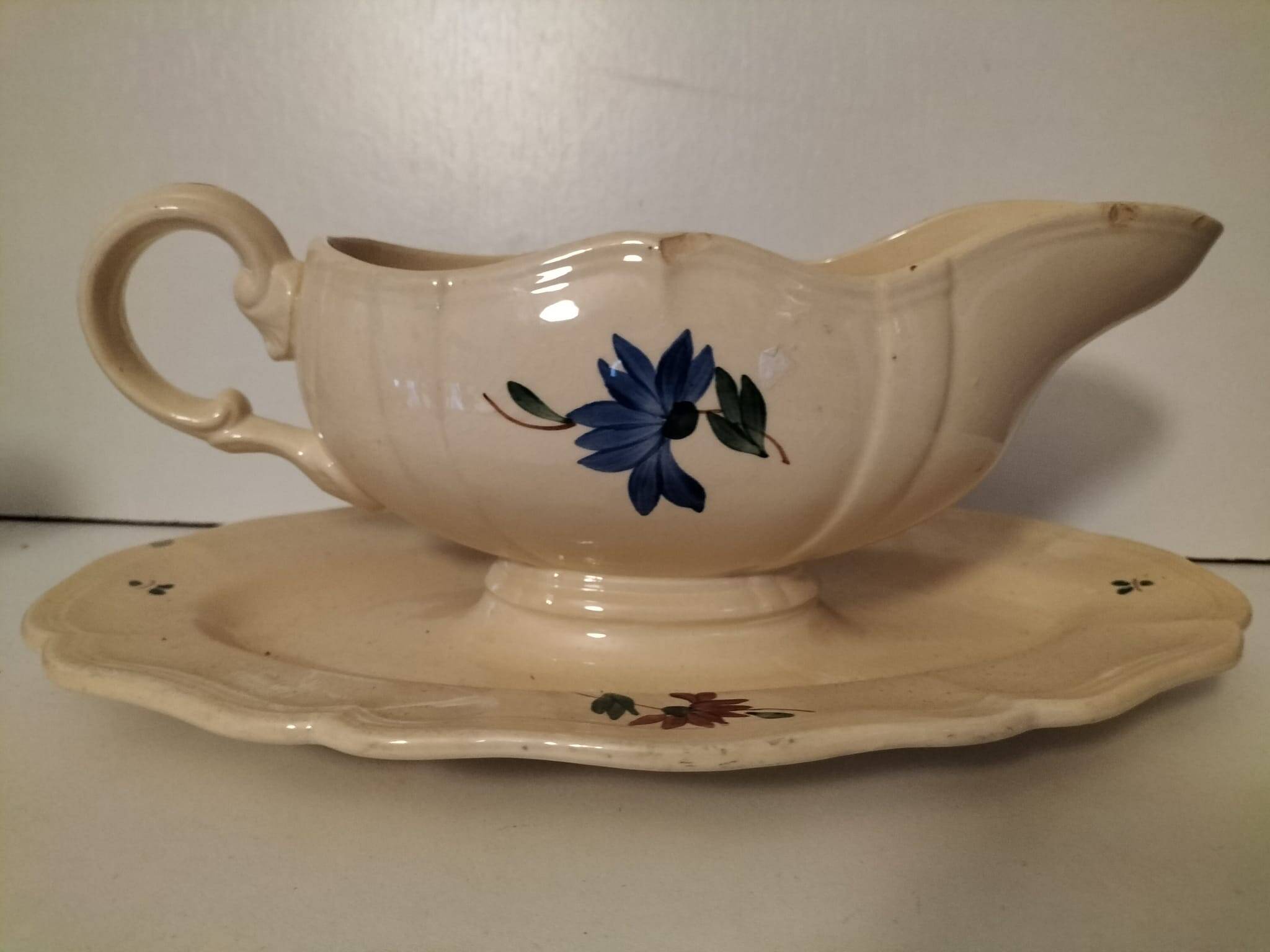 Old gravy boat Sarreguemines Digoin collection.
