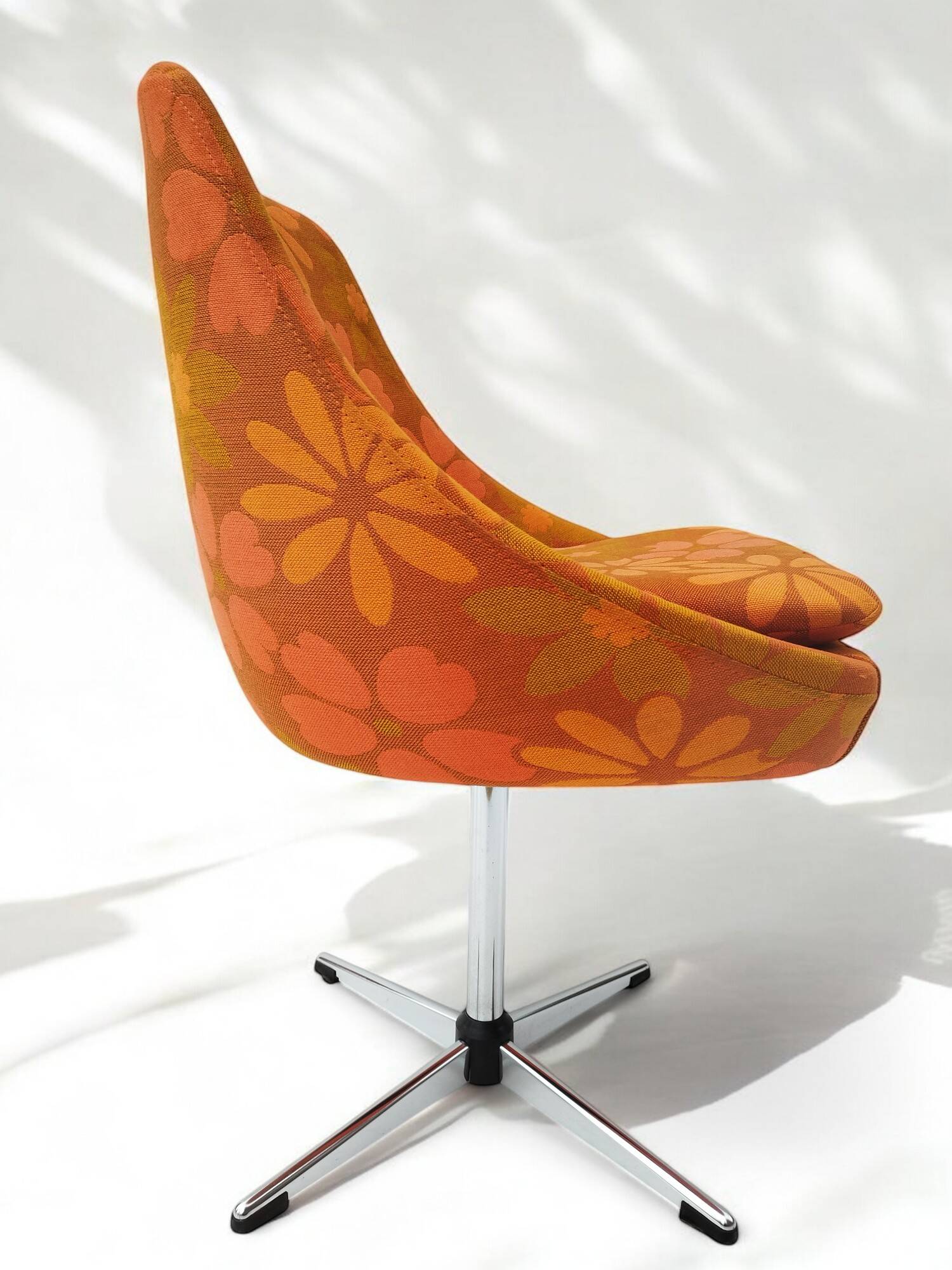 Suite de 4 fauteuils pivotants seventies
