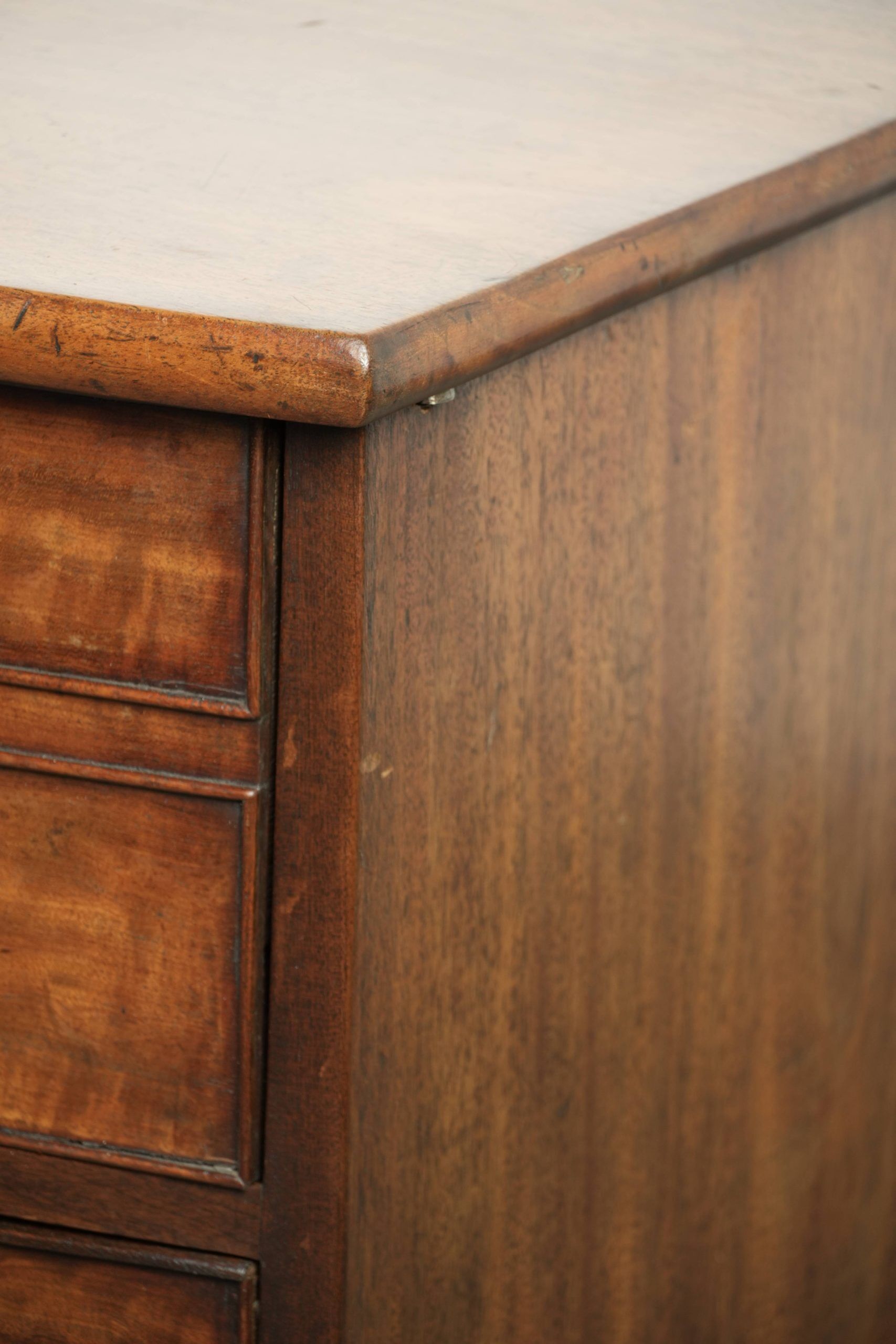 Commode anglaise du 19e siècle en taille subtile et unique.