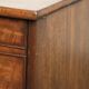 Commode anglaise du 19e siècle en taille subtile et unique.