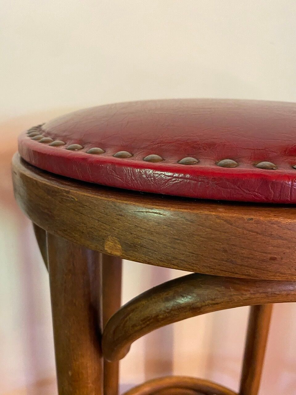Paire de tabourets de bistrot en bois tourné et assise en skaï rouge XX siècle