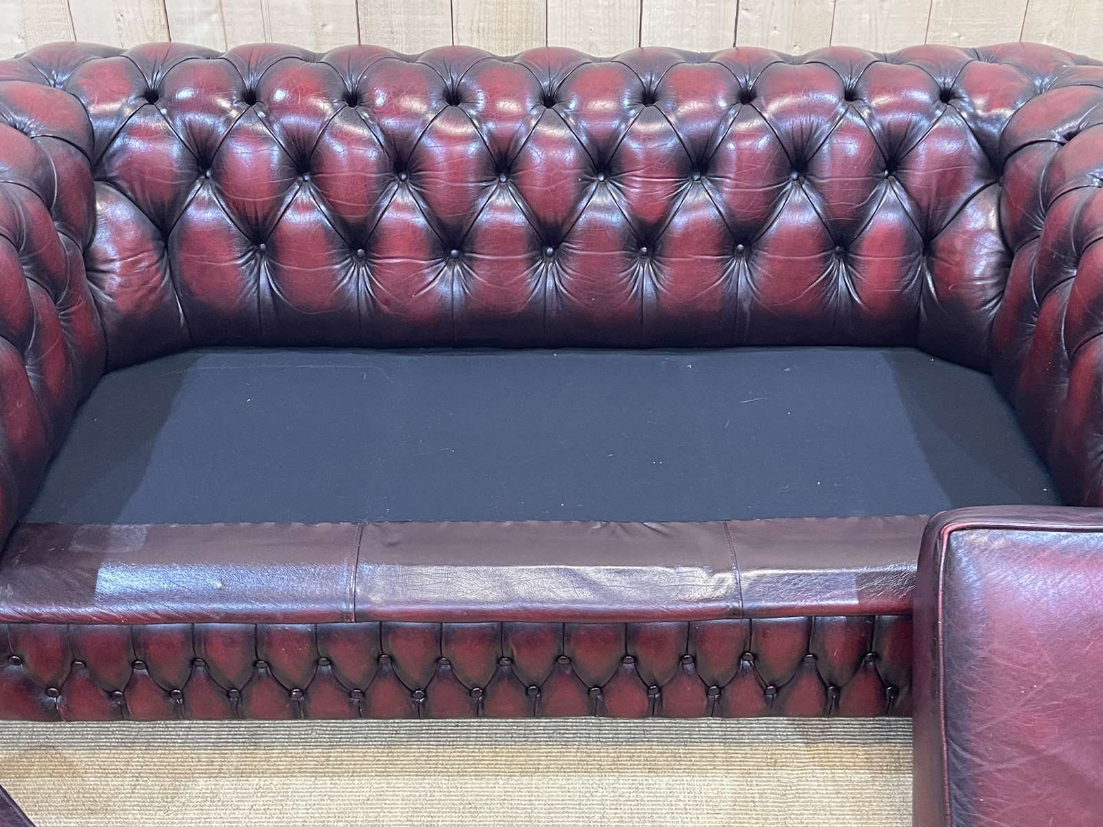 Chesterfield sofa in red leather 3 places from the 70s