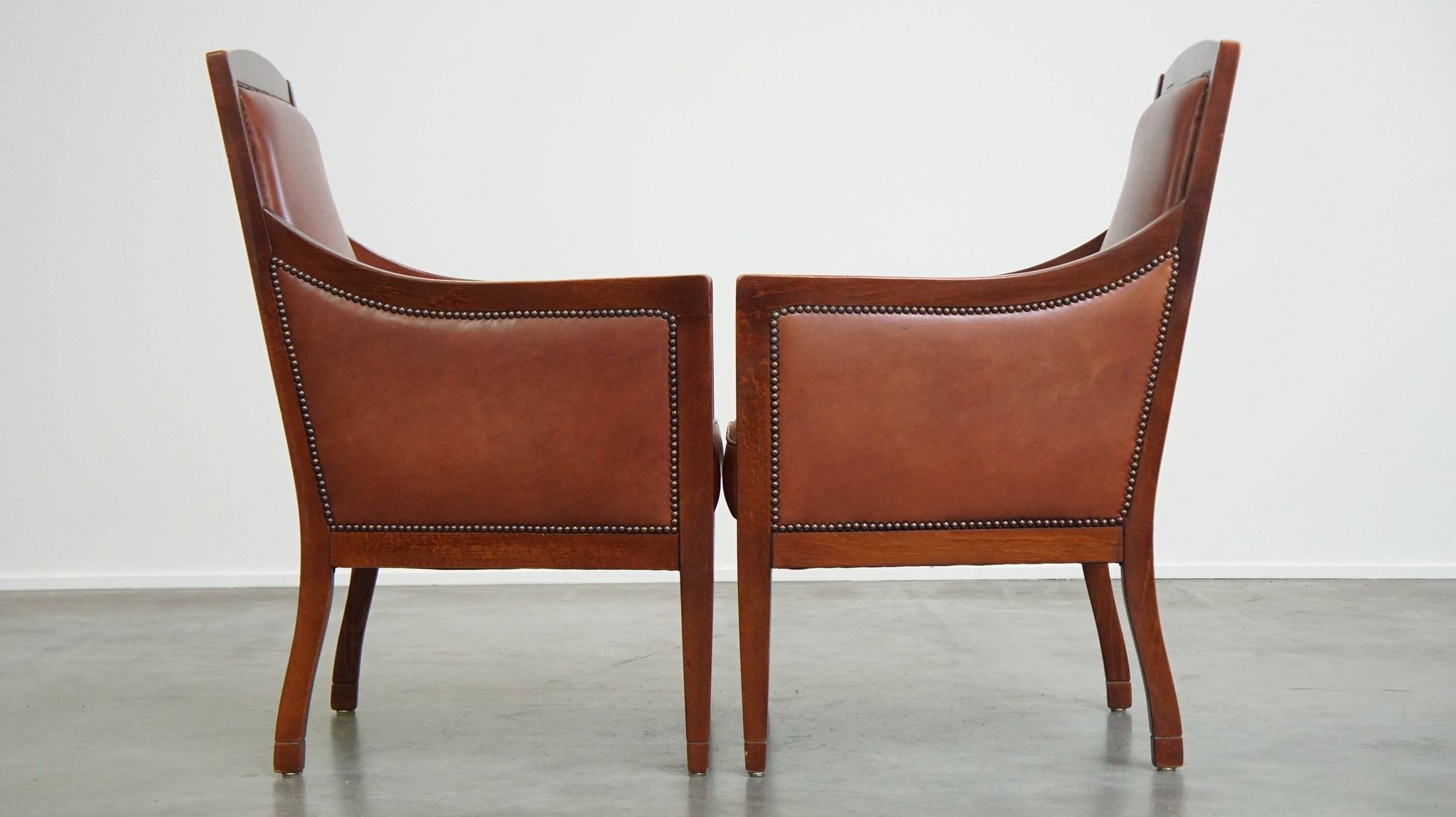Majestic, luxurious set of 2 cognac-colored cowhide leather Art Deco design armchairs