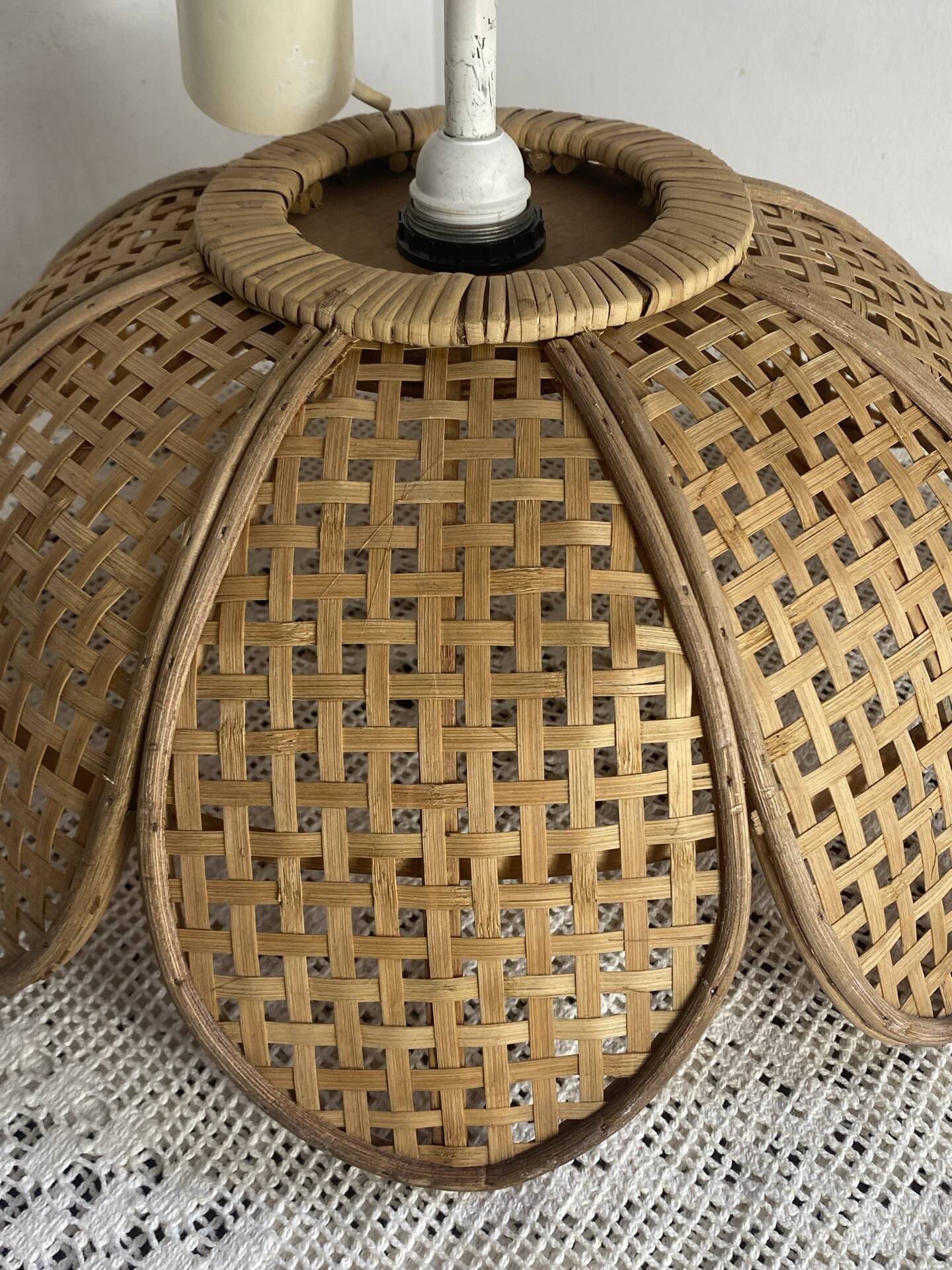 Natural woven wicker flower suspension