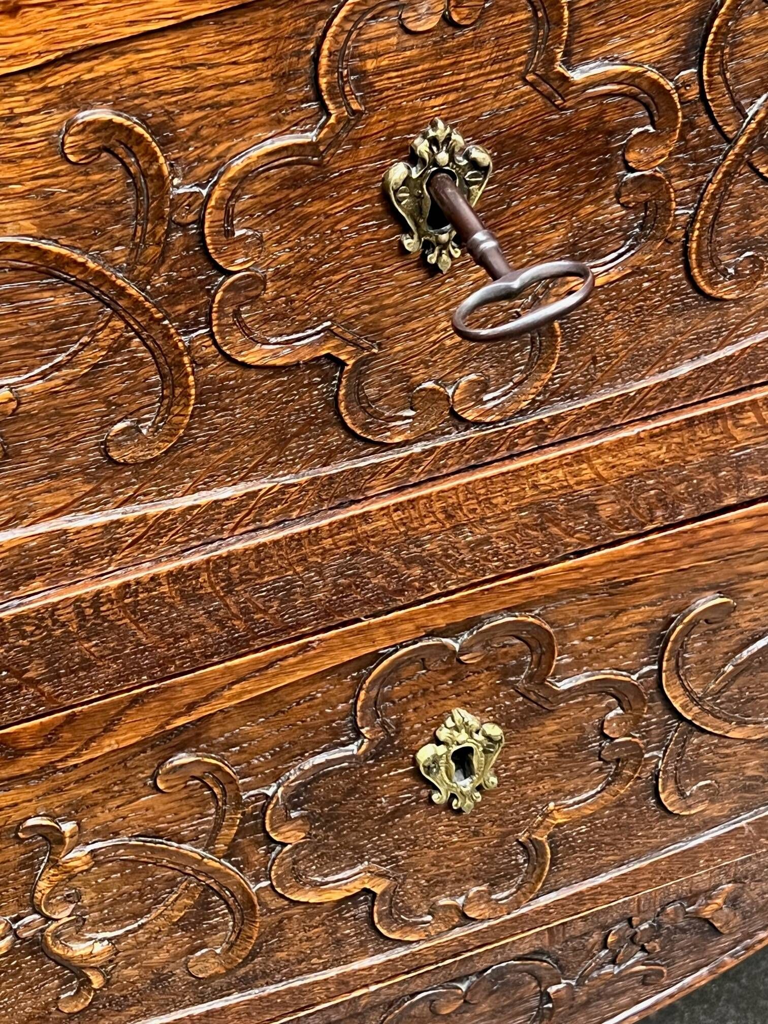 Antique Louis XV style chest of drawers from the 1800s.