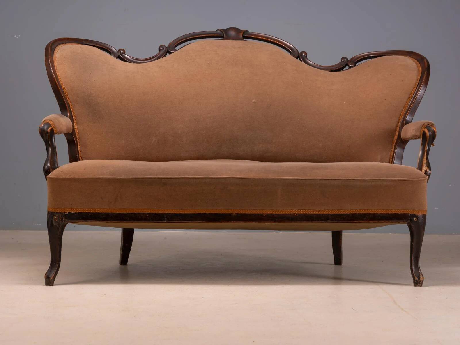 Sofa en bois vintage orné avec cadre décoratif sculpté et tapisserie marron, 175 × 114 × 80 cm